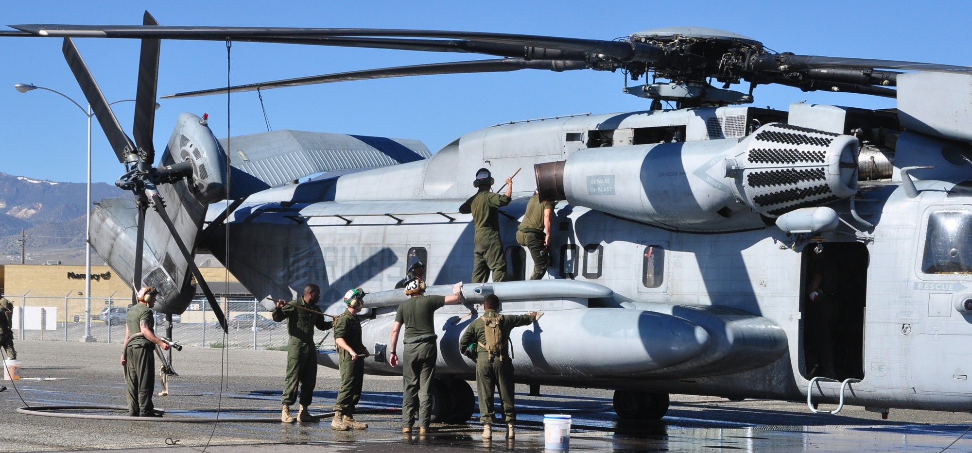 hmh-772 hustlers ch-53e super stallion marine heavy helicopter squadron mountain warfare training center bridgeport 13