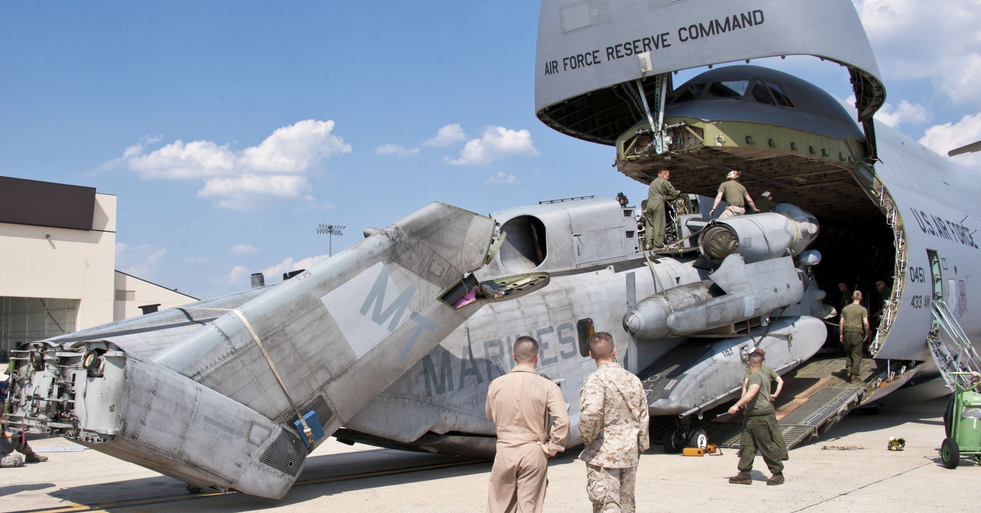 hmh-772 hustlers ch-53e super stallion marine heavy helicopter squadron usaf c-5 galaxy 21