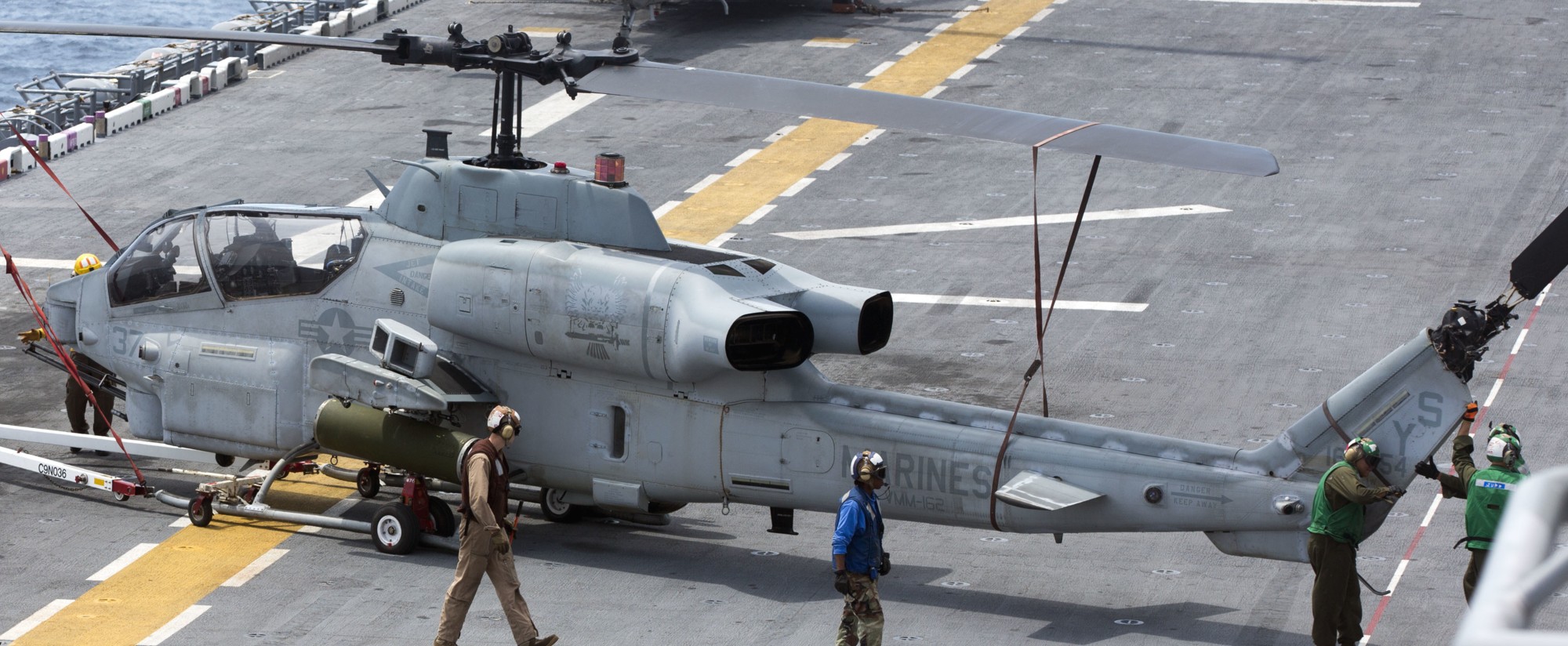 hmla-167 warriors marine light attack helicopter squadron ah-1w super cobra lhd-3 uss kearsarge 24 