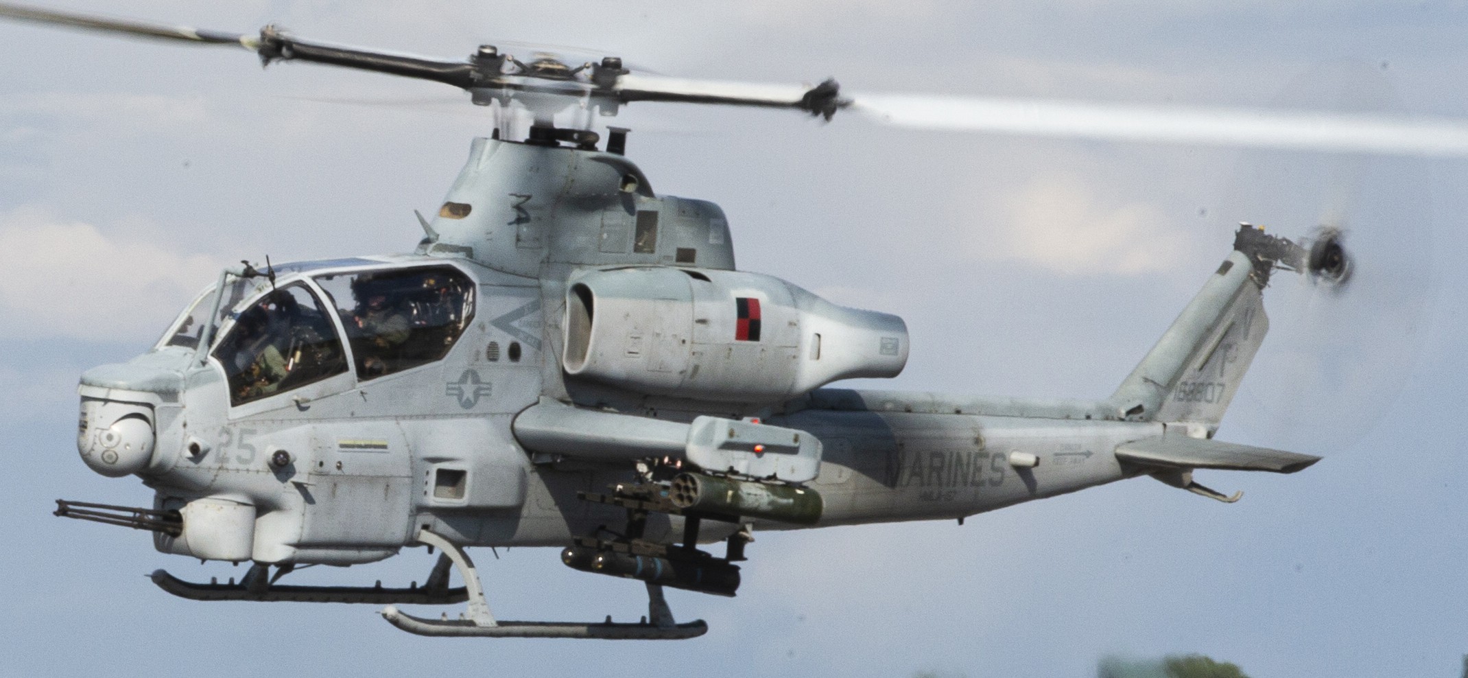 hmla-167 warriors marine light attack helicopter squadron ah-1z viper mcas new river 82