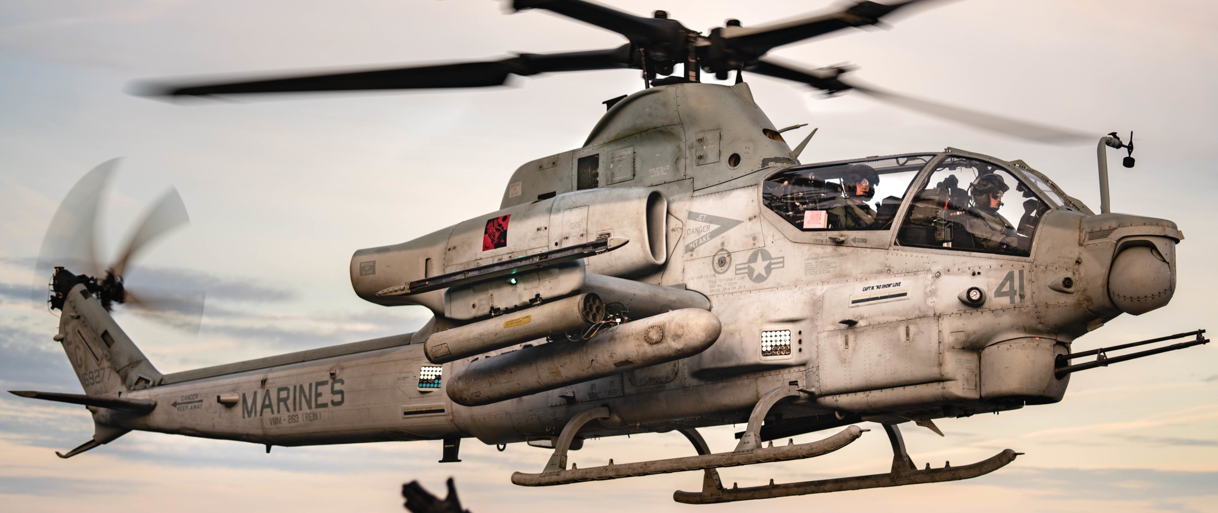 hmla-167 warriors marine light attack helicopter squadron ah-1z viper lhd-3 uss kearsarge 99