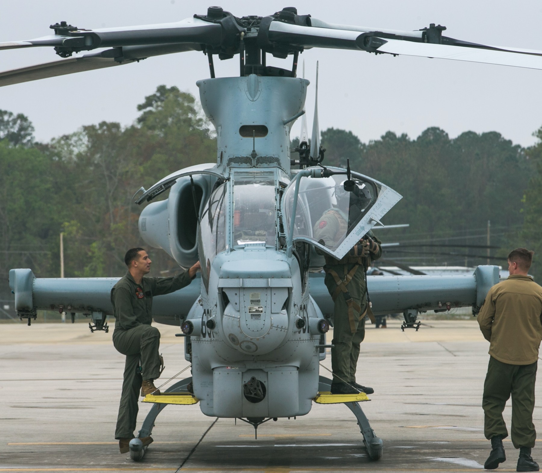 hmla-167 warriors marine light attack helicopter squadron ah-1z viper mcas new river 121