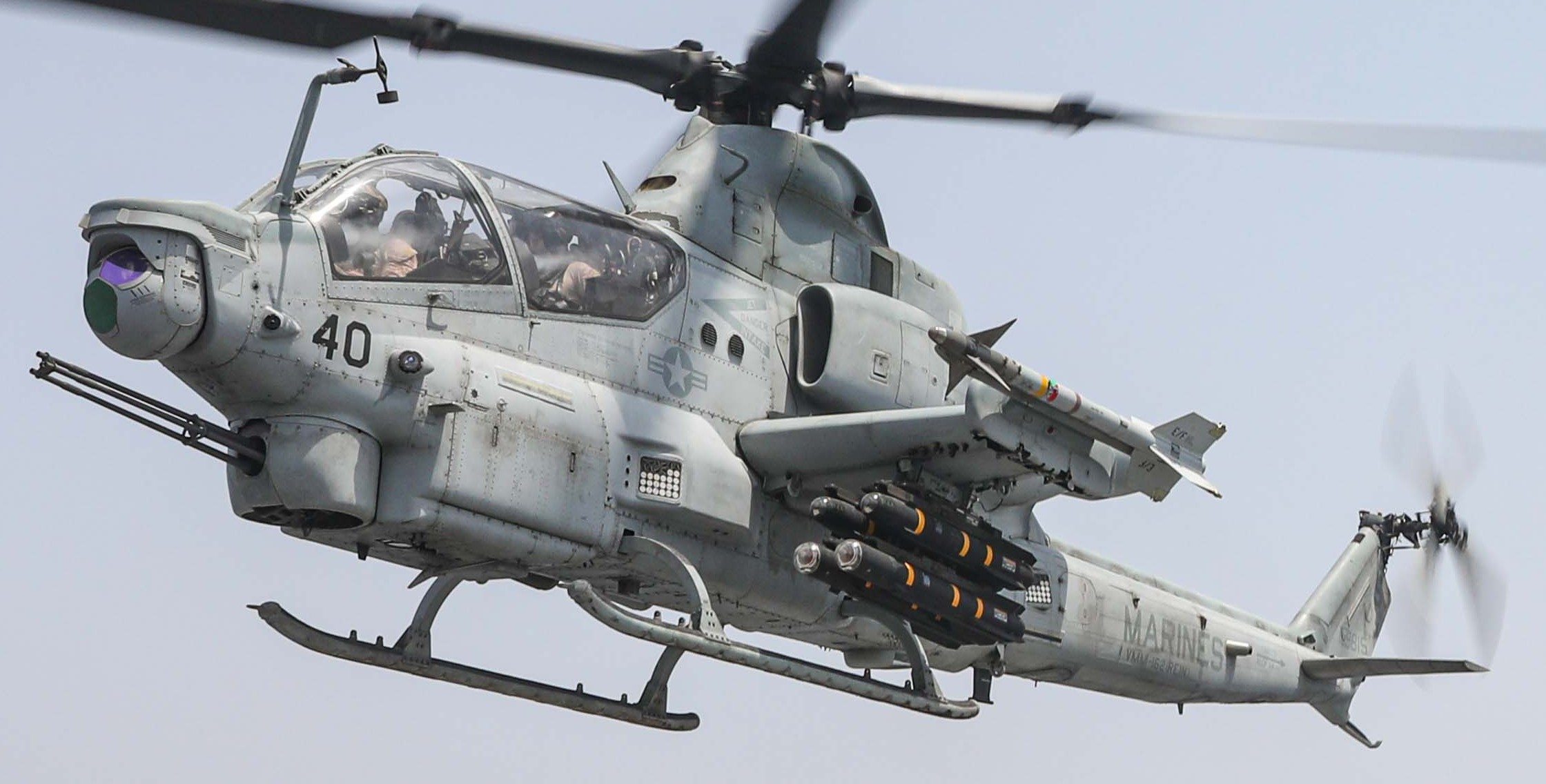 hmla-167 warriors marine light attack helicopter squadron ah-1z viper lsd-50 uss carter hall 127