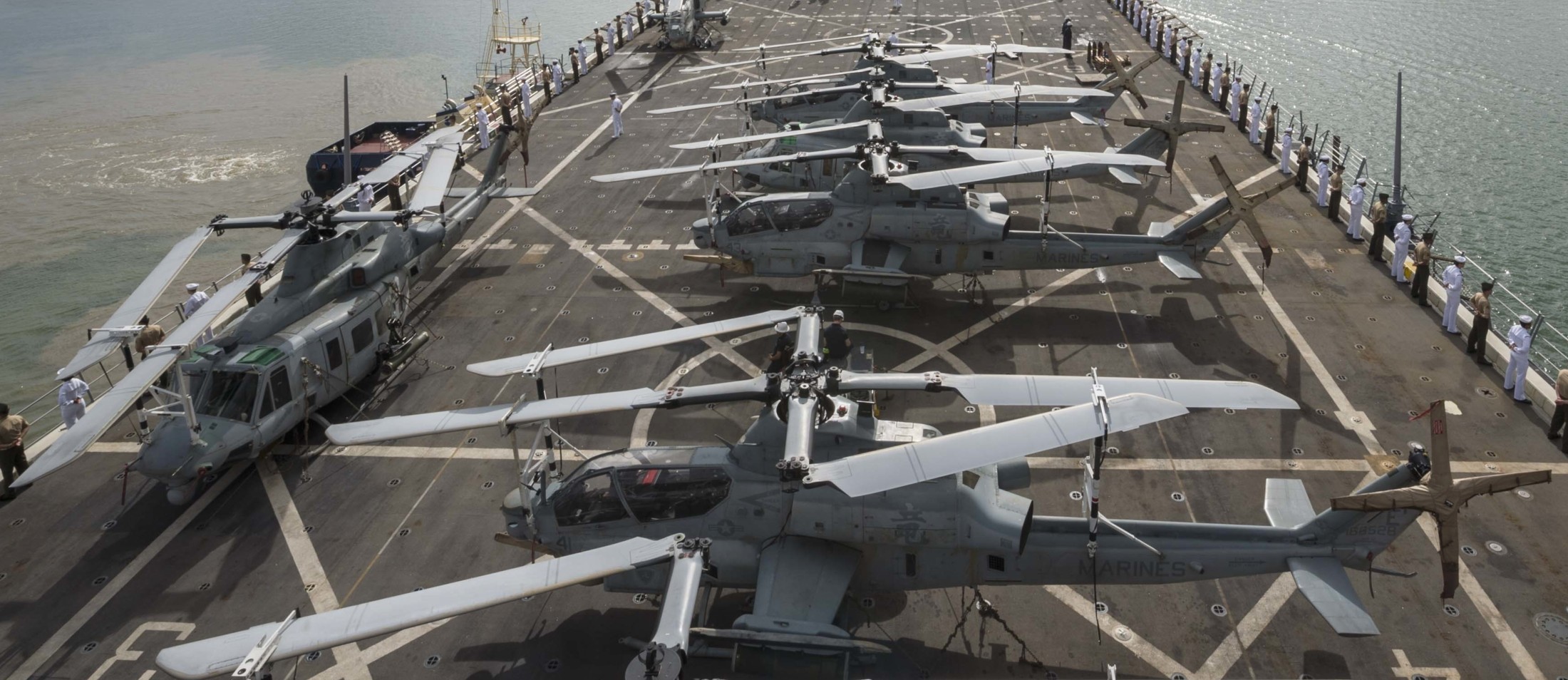 hmla-169 vipers marine light attack helicopter squadron ah-1z viper lpd-20 uss green bay 40