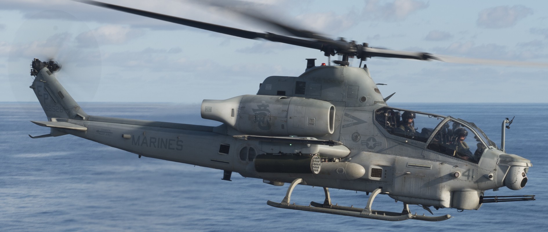 hmla-169 vipers marine light attack helicopter squadron ah-1z viper lhd-6 uss bonhomme richard 42