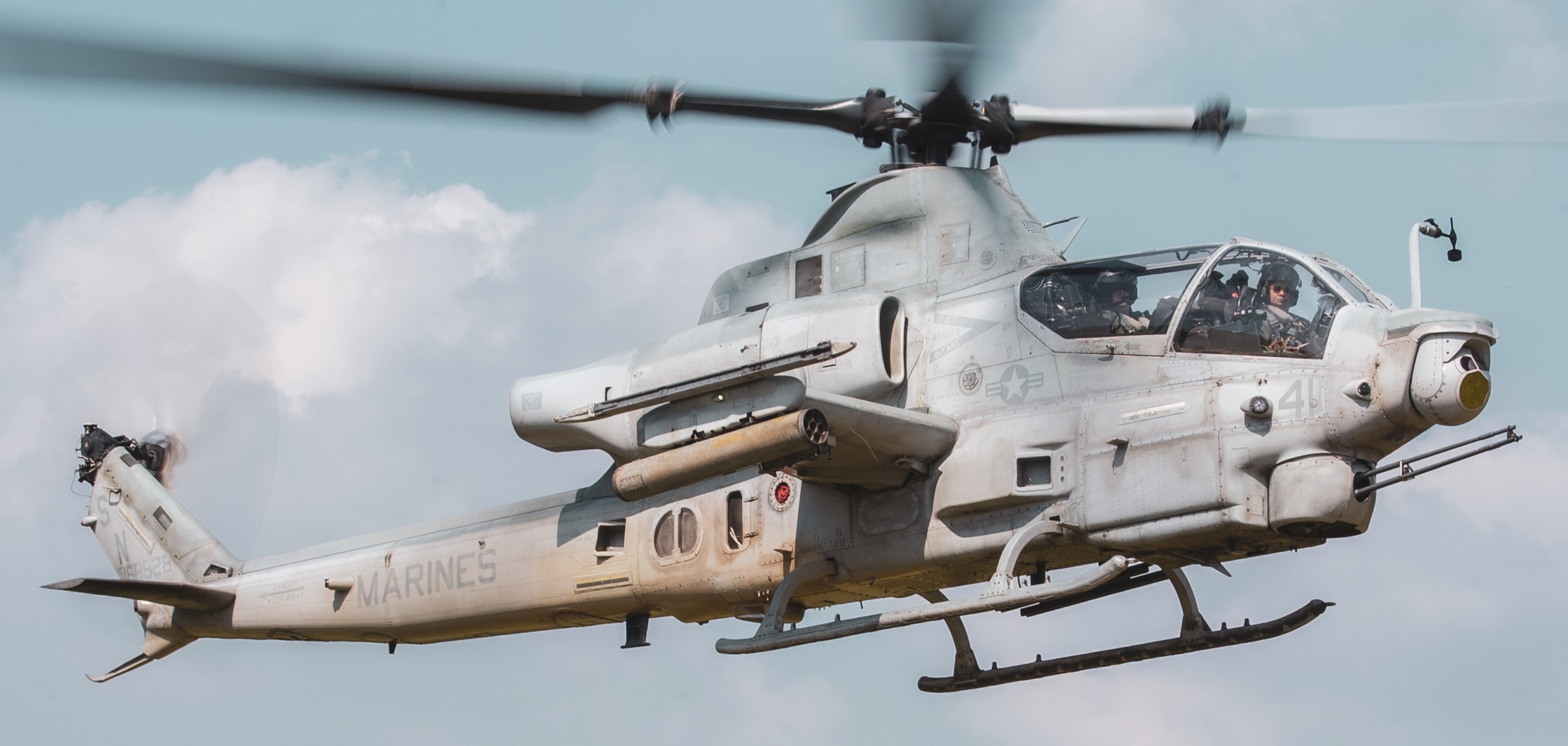 hmla-169 vipers marine light attack helicopter squadron ah-1z viper japan 68