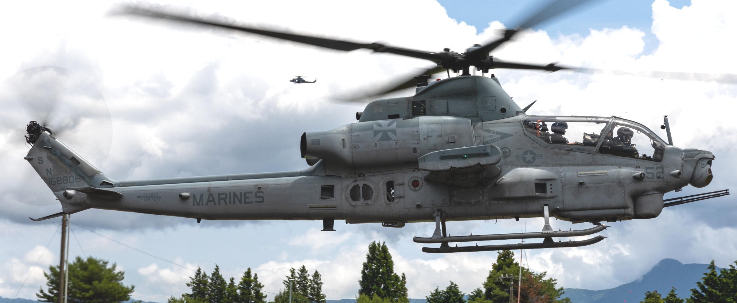 hmla-169 vipers marine light attack helicopter squadron ah-1z viper camp fuji japan 89