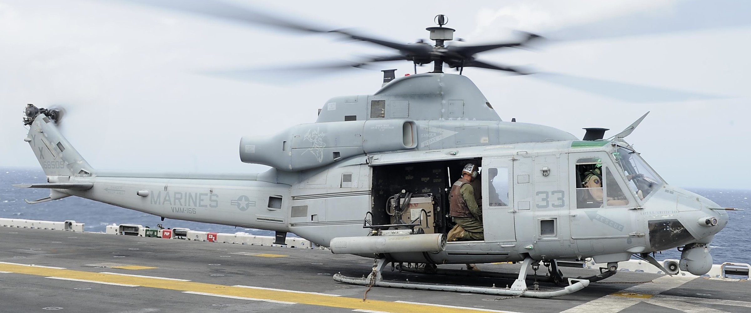 hmla-267 stingers marine light attack helicopter squadron uh-1y venom lhd-4 uss boxer 27