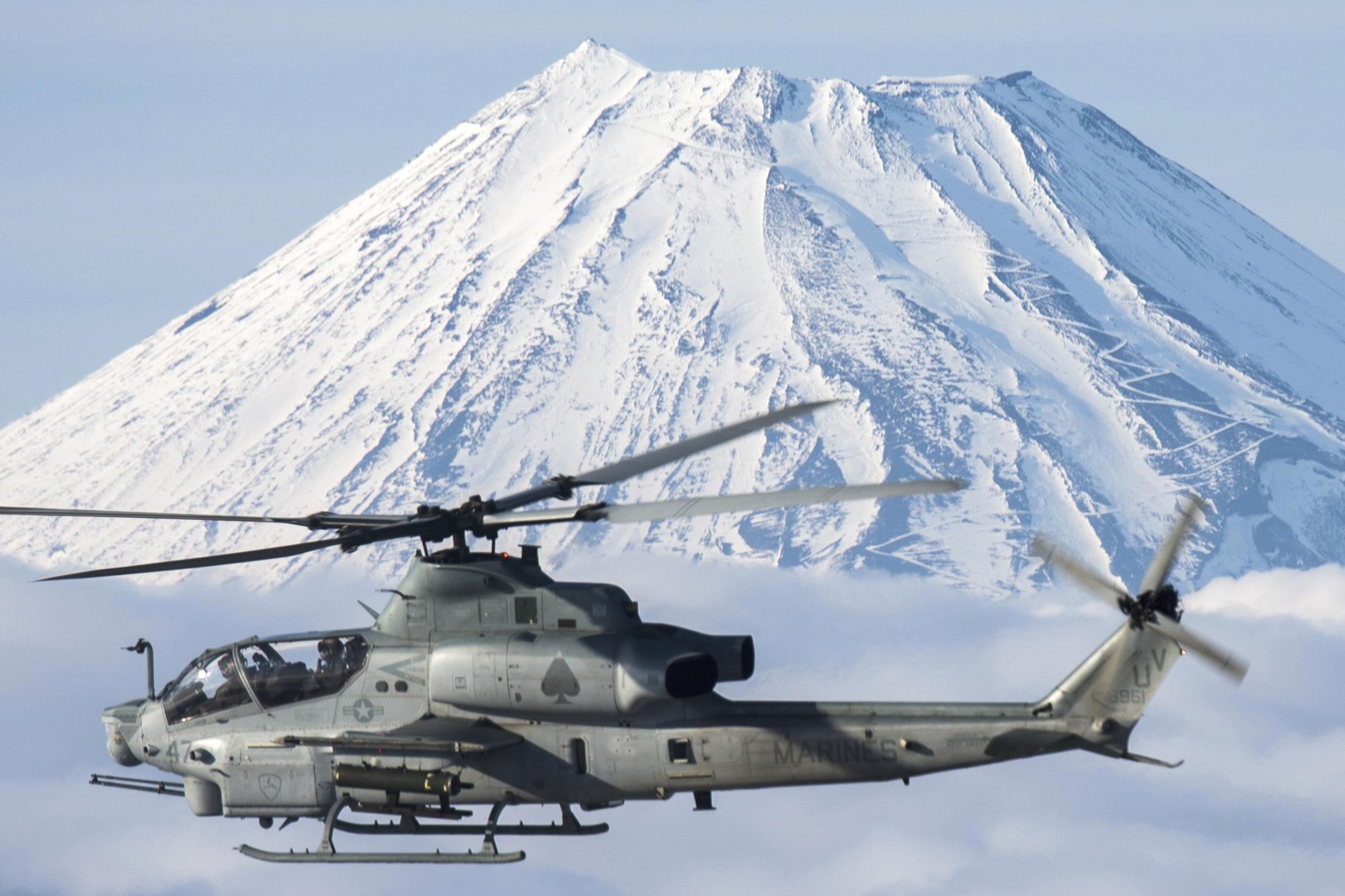 hmla-267 stingers marine light attack helicopter squadron ah-1z viper mount fuji 35