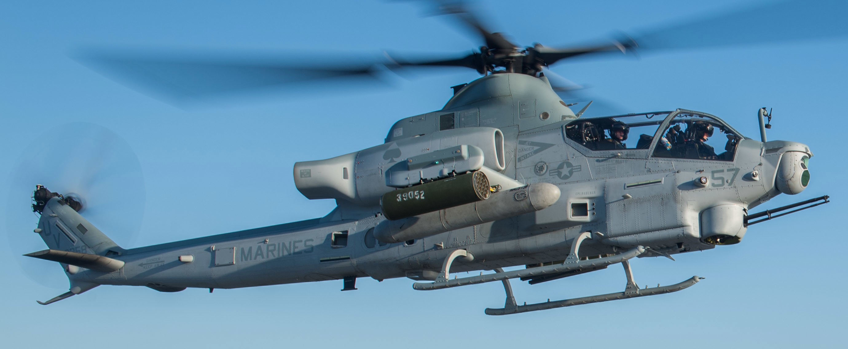 hmla-267 stingers marine light attack helicopter squadron ah-1z viper lsd-52 uss pearl harbor 42