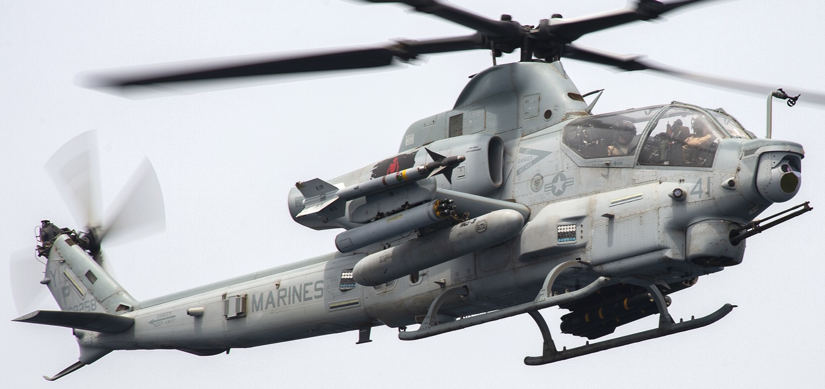 hmla-267 stingers marine light attack helicopter squadron ah-1z viper lhd-4 uss boxer 68