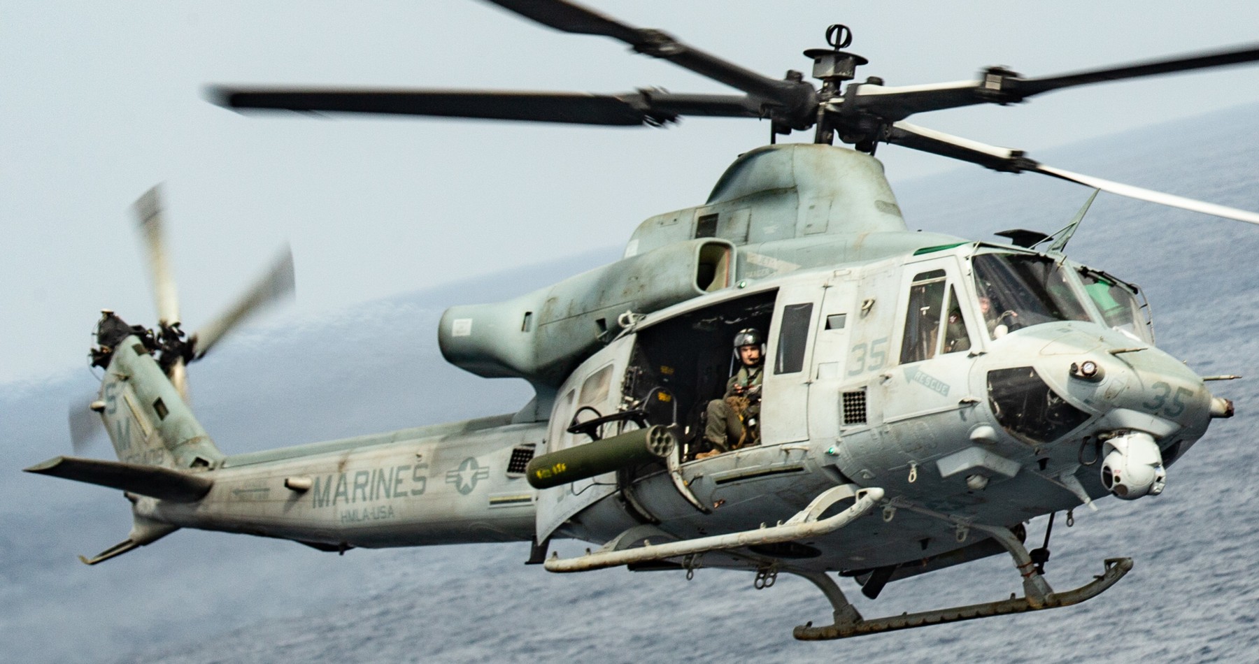 hmla-267 stingers marine light attack helicopter squadron uh-1y venom lsd-48 uss ashland 92