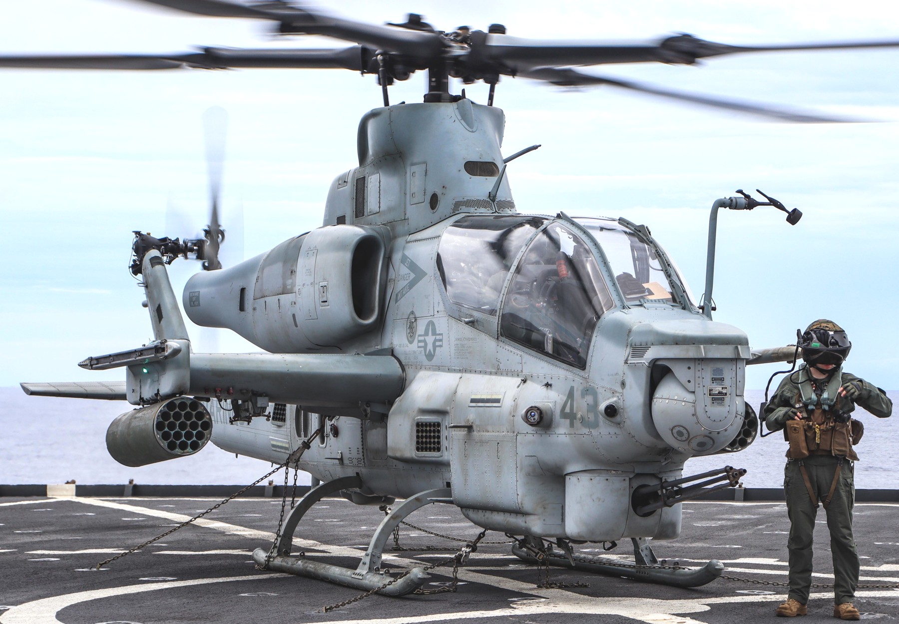 hmla-267 stingers marine light attack helicopter squadron ah-1z viper lsd-48 uss ashland 94