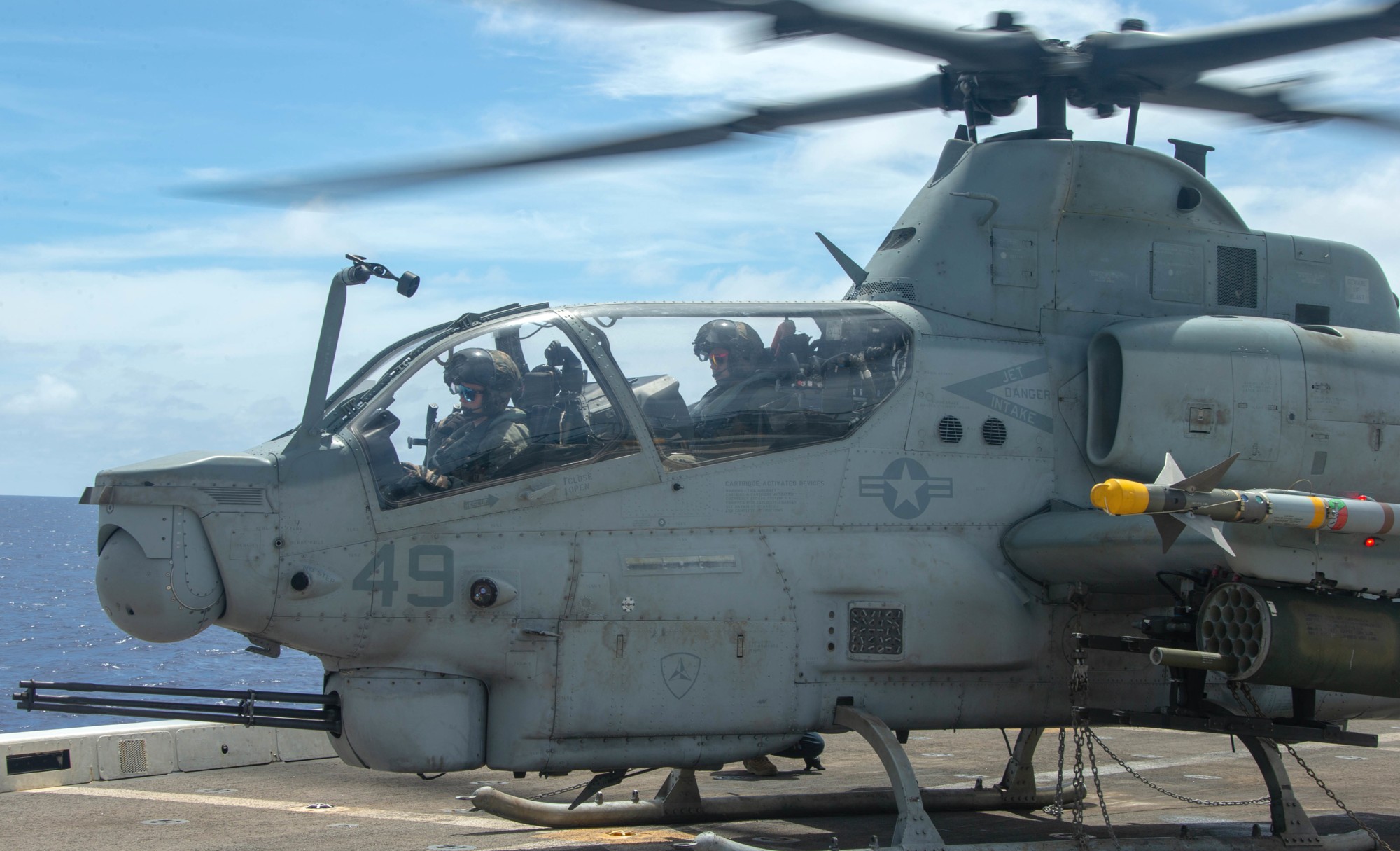 hmla-267 stingers marine light attack helicopter squadron ah-1z viper uss ashland 95