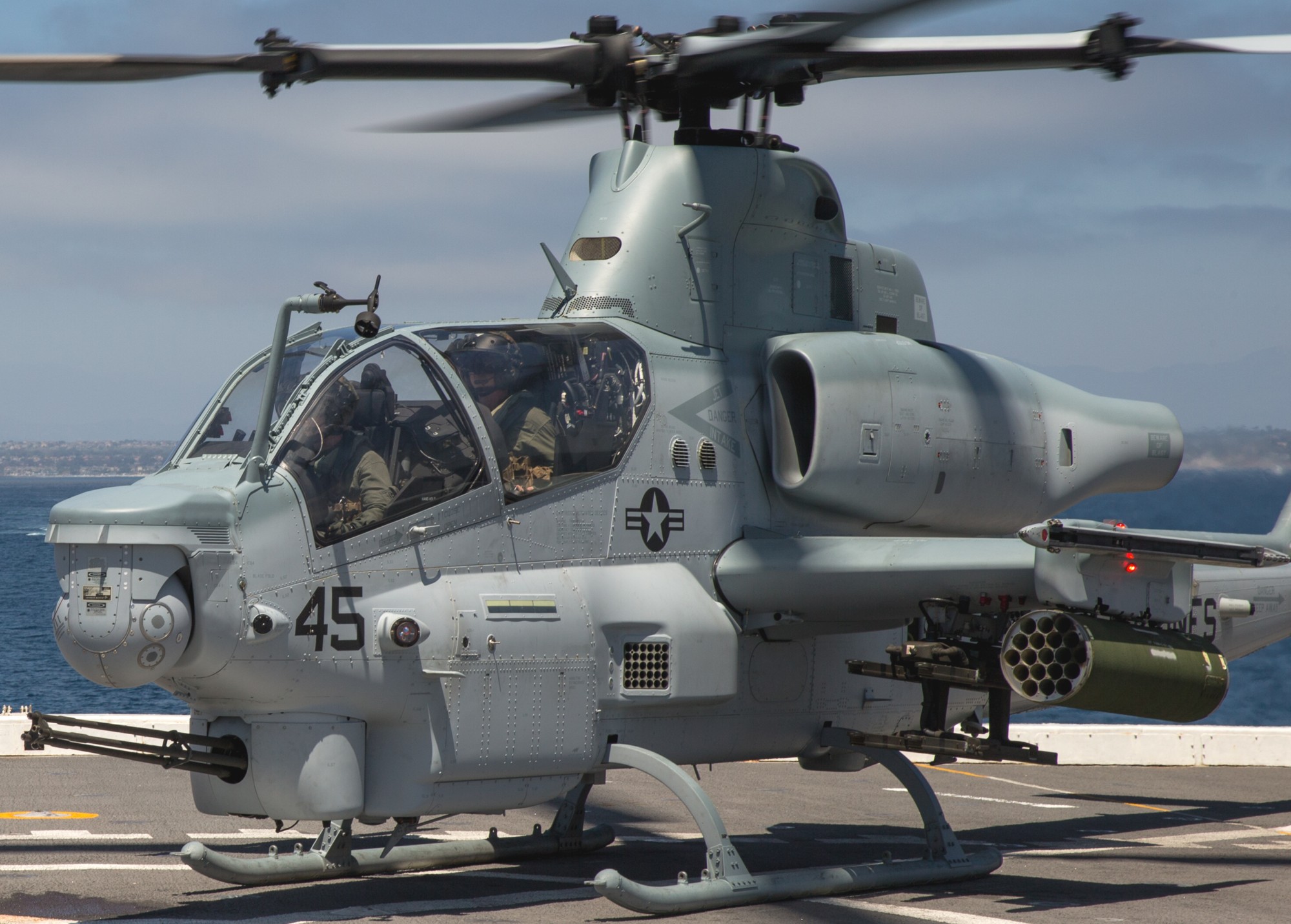 hmla-267 stingers marine light attack helicopter squadron ah-1z viper lpd-25 uss somerset 125