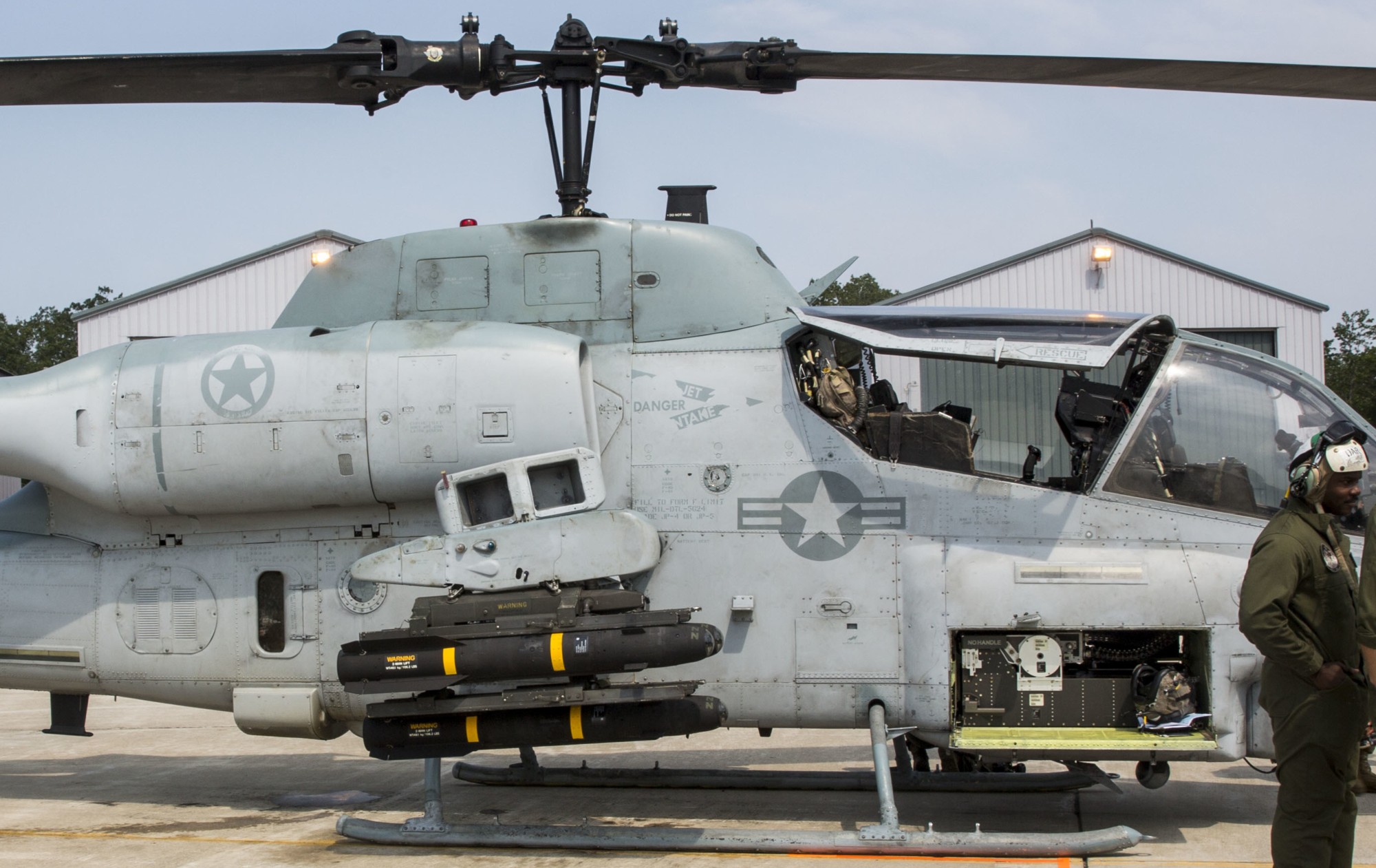 hmla-269 gunrunners marine light attack helicopter squadron ah-1w super cobra agm-114 hellfire missile 68