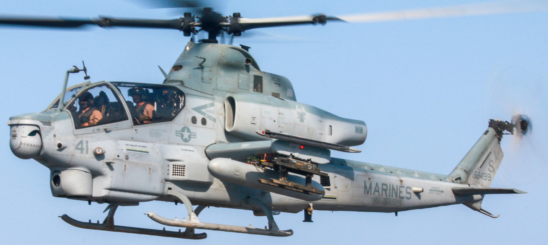 hmla-269 gunrunners marine light attack helicopter squadron ah-1z viper lpd-17 uss san antonio 104