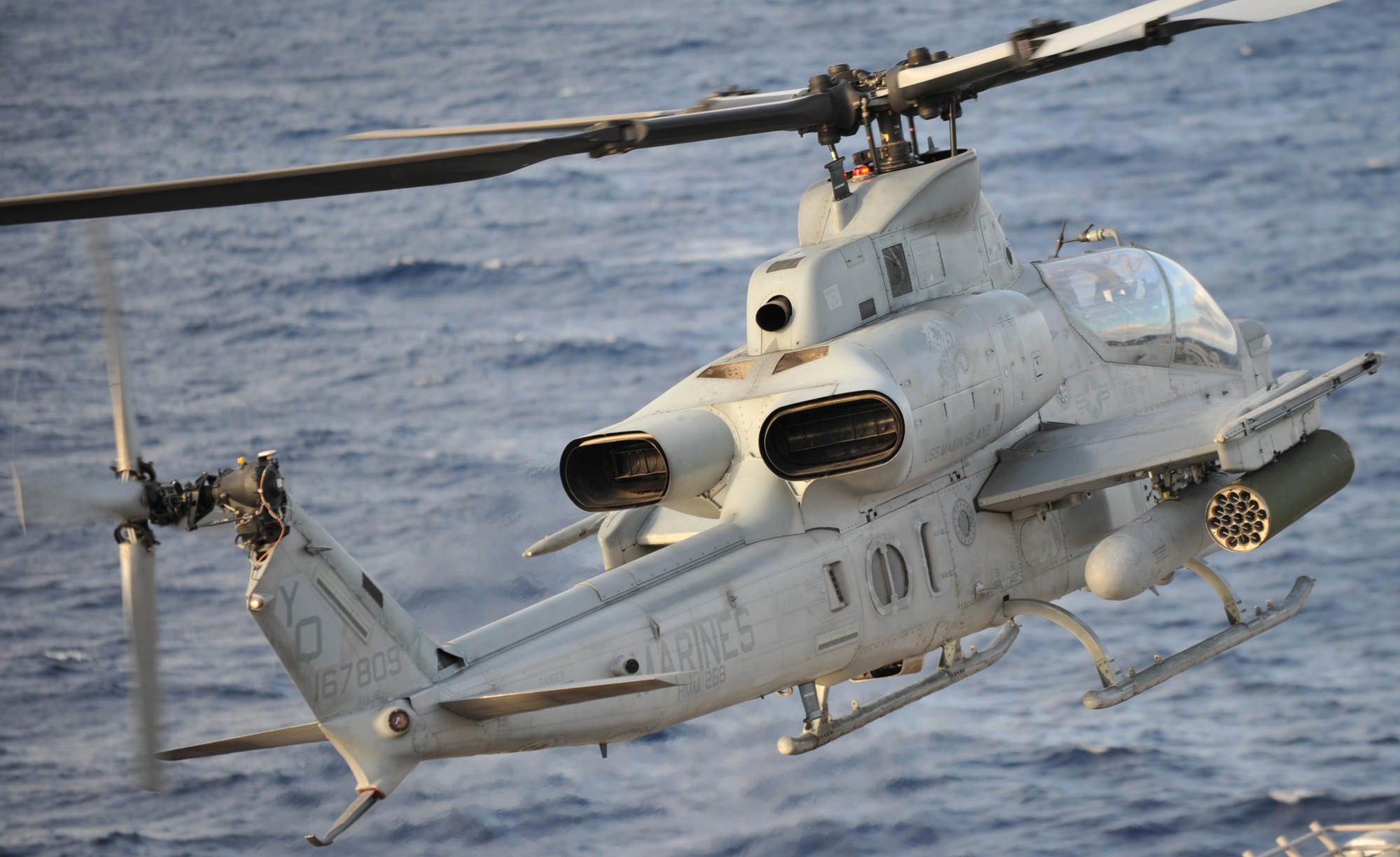 hmla-367 scarface marine light attack helicopter squadron ah-1z viper lhd-8 uss makin island 32