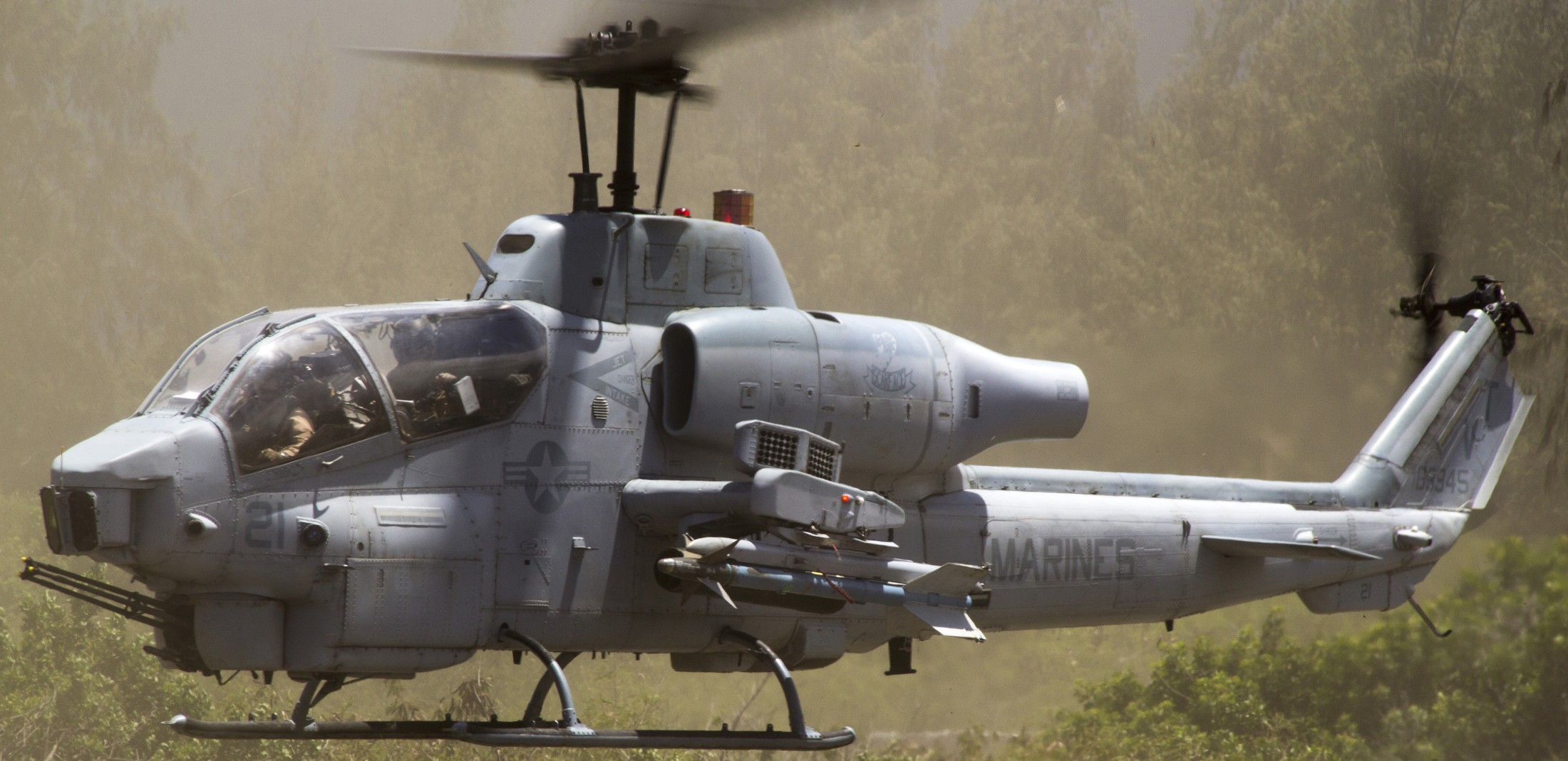 hmla-367 scarface marine light attack helicopter squadron ah-1w super cobra bellows training area hawaii 47