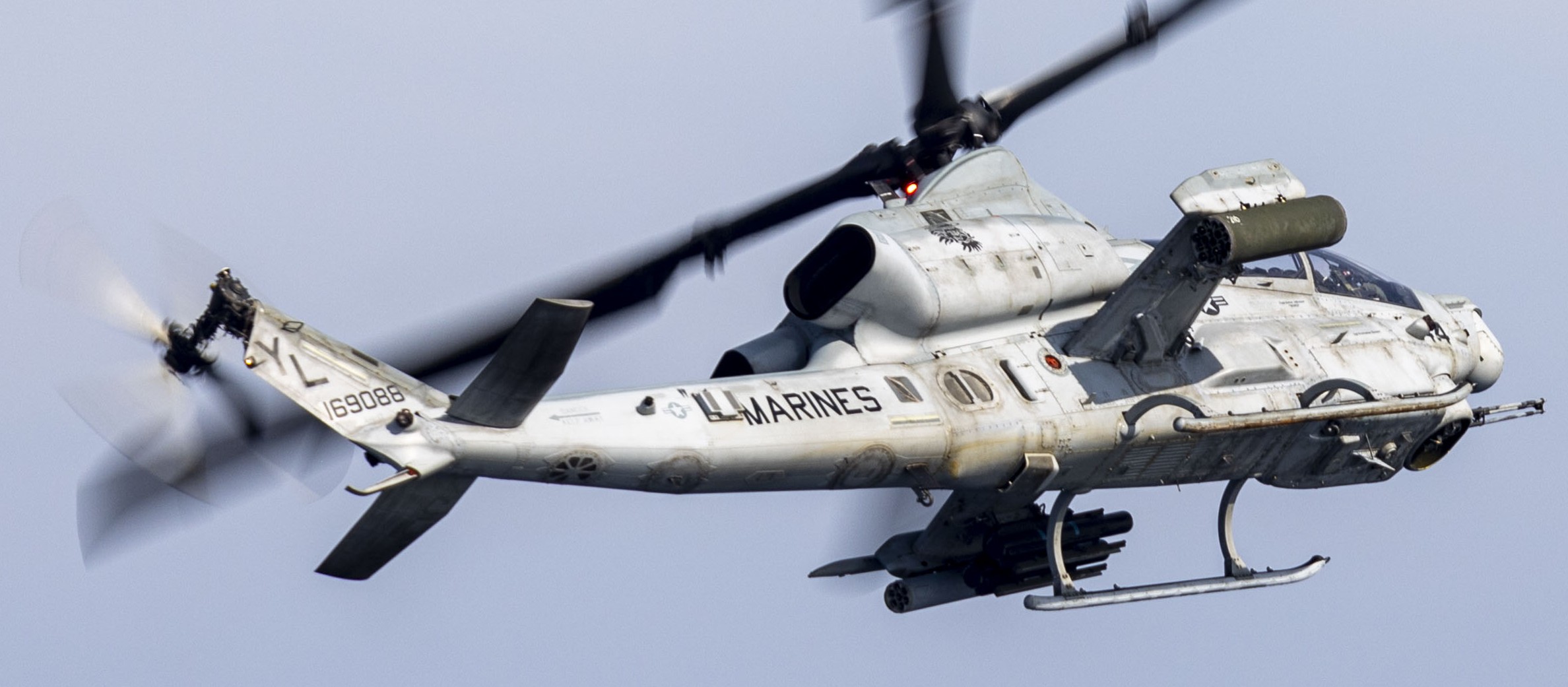 hmla-367 scarface marine light attack helicopter squadron ah-1z viper lhd-8 uss makin island 97