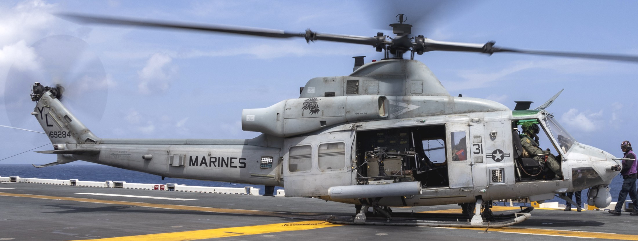 hmla-367 scarface marine light attack helicopter squadron uh-1y venom lhd-8 uss makin island 102