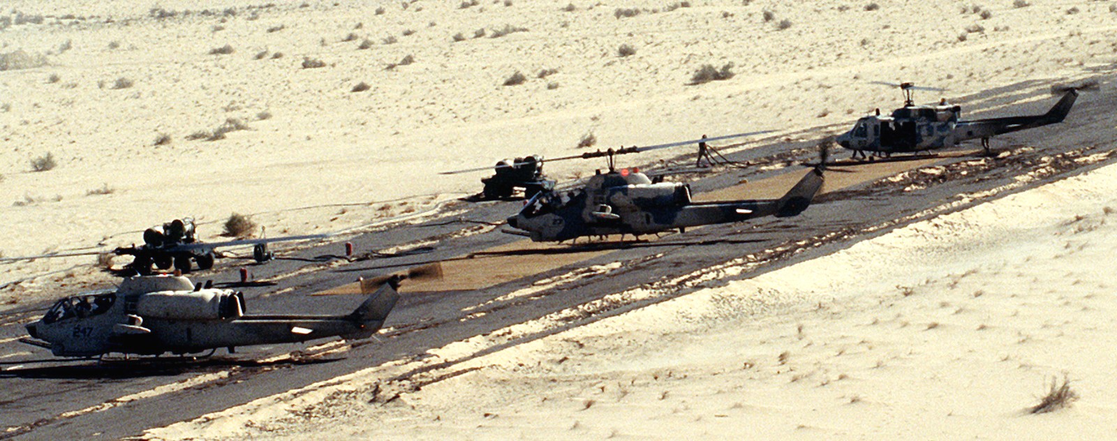 hmla-369 gunfighters marine light attack helicopter squadron ah-1w super cobra operation desert shield iraq saudi arabia 04