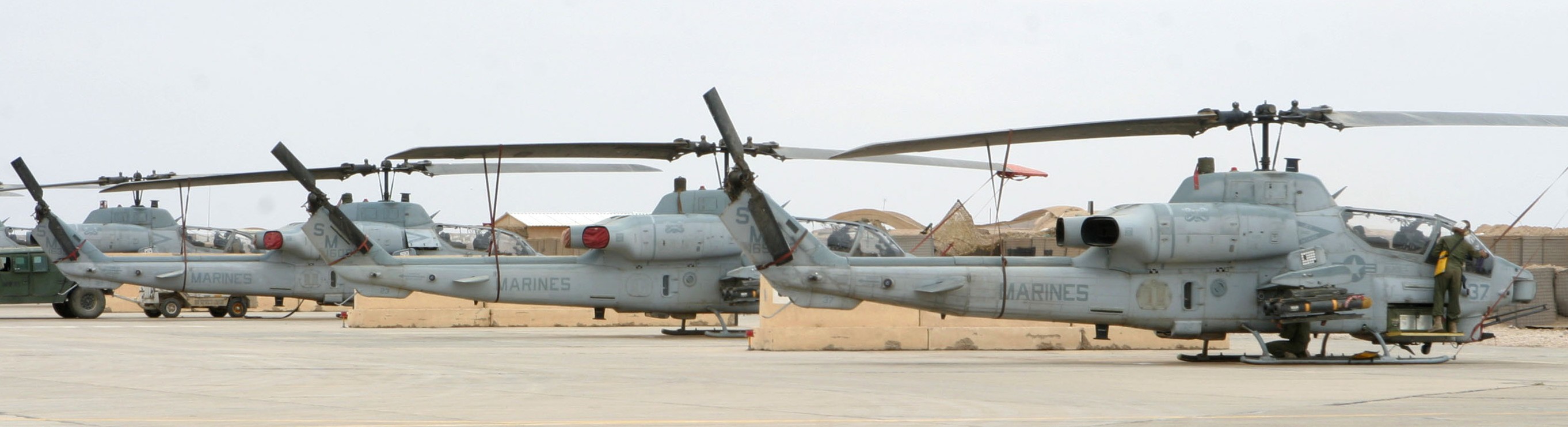 hmla-369 gunfighters marine light attack helicopter squadron ah-1w super cobra al taqaddum iraq 2007 13