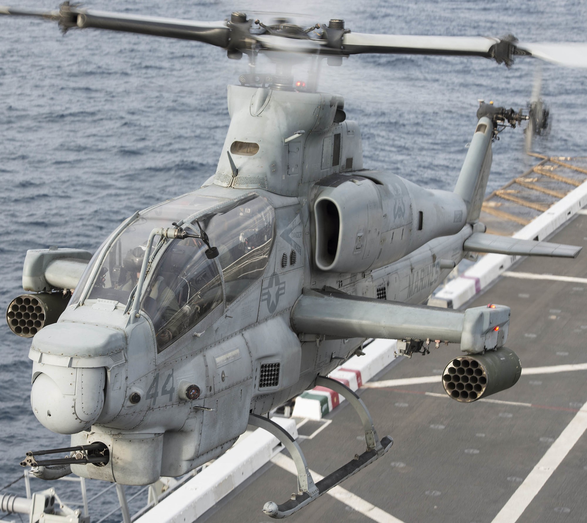 hmla-369 gunfighters marine light attack helicopter squadron ah-1z viper lpd-23 uss anchorage 39