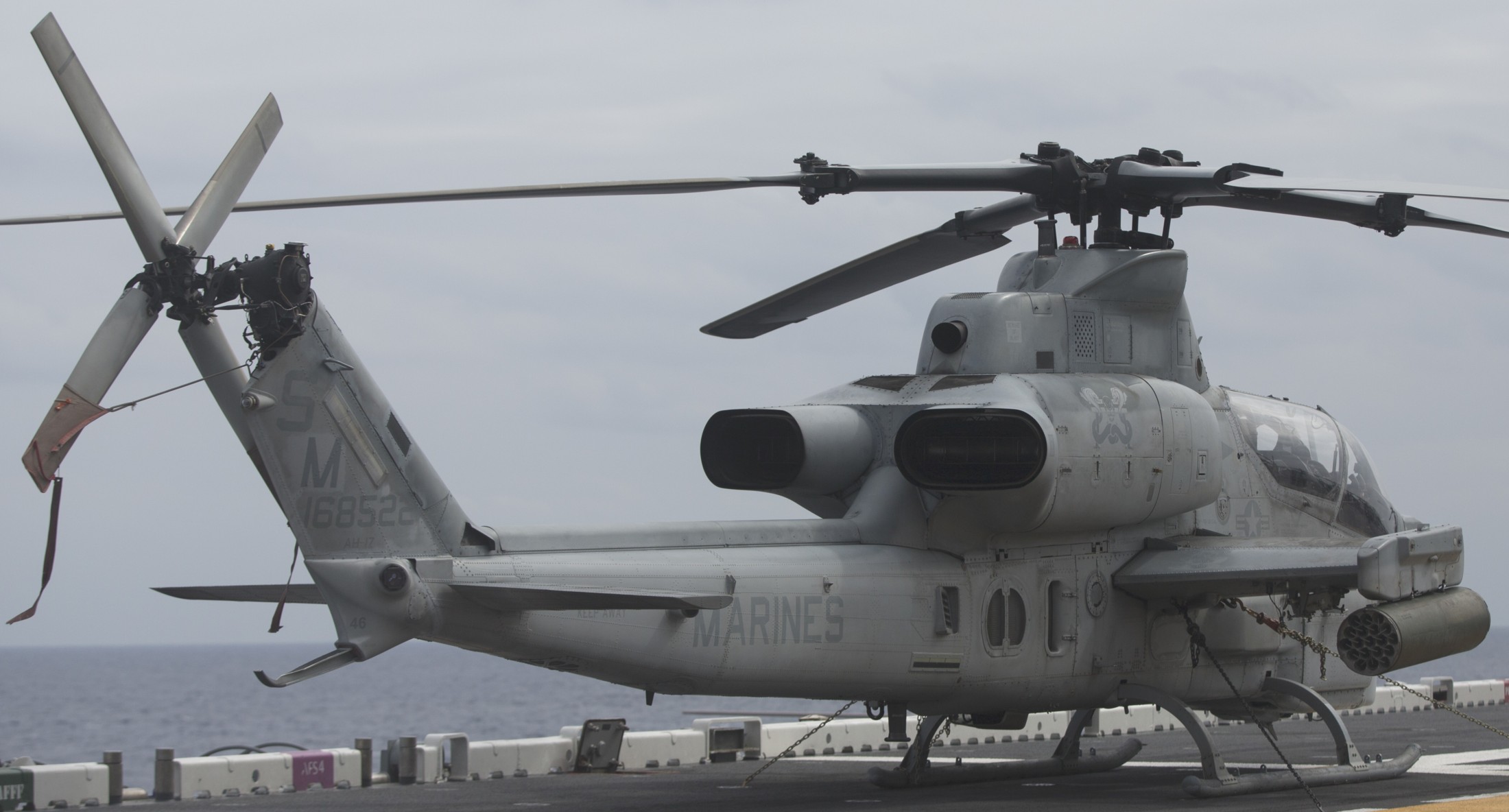 hmla-369 gunfighters marine light attack helicopter squadron ah-1z viper lhd-6 uss bonhomme richard 40