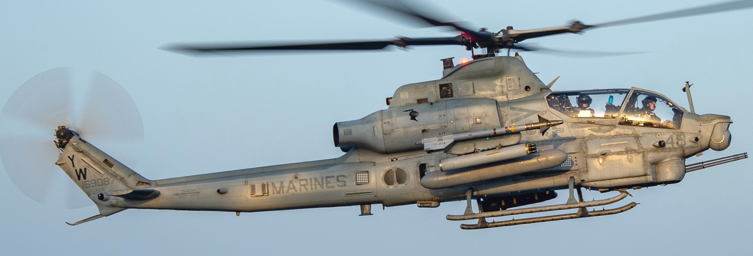 hmla-369 gunfighters marine light attack helicopter squadron ah-1z viper lhd-2 uss essex 68