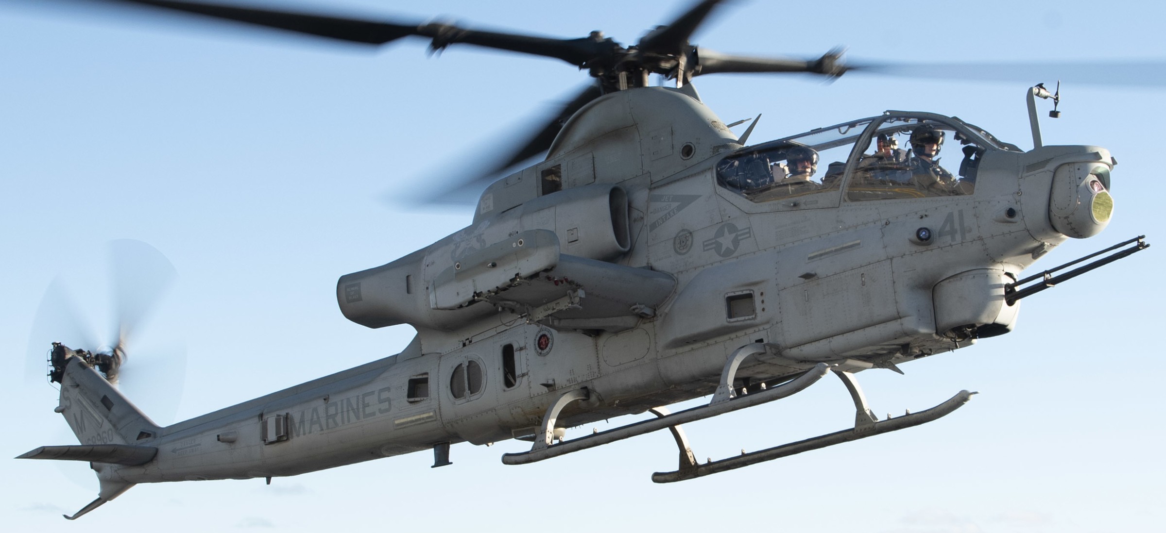 hmla-369 gunfighters marine light attack helicopter squadron ah-1z viper uss tripoli 91