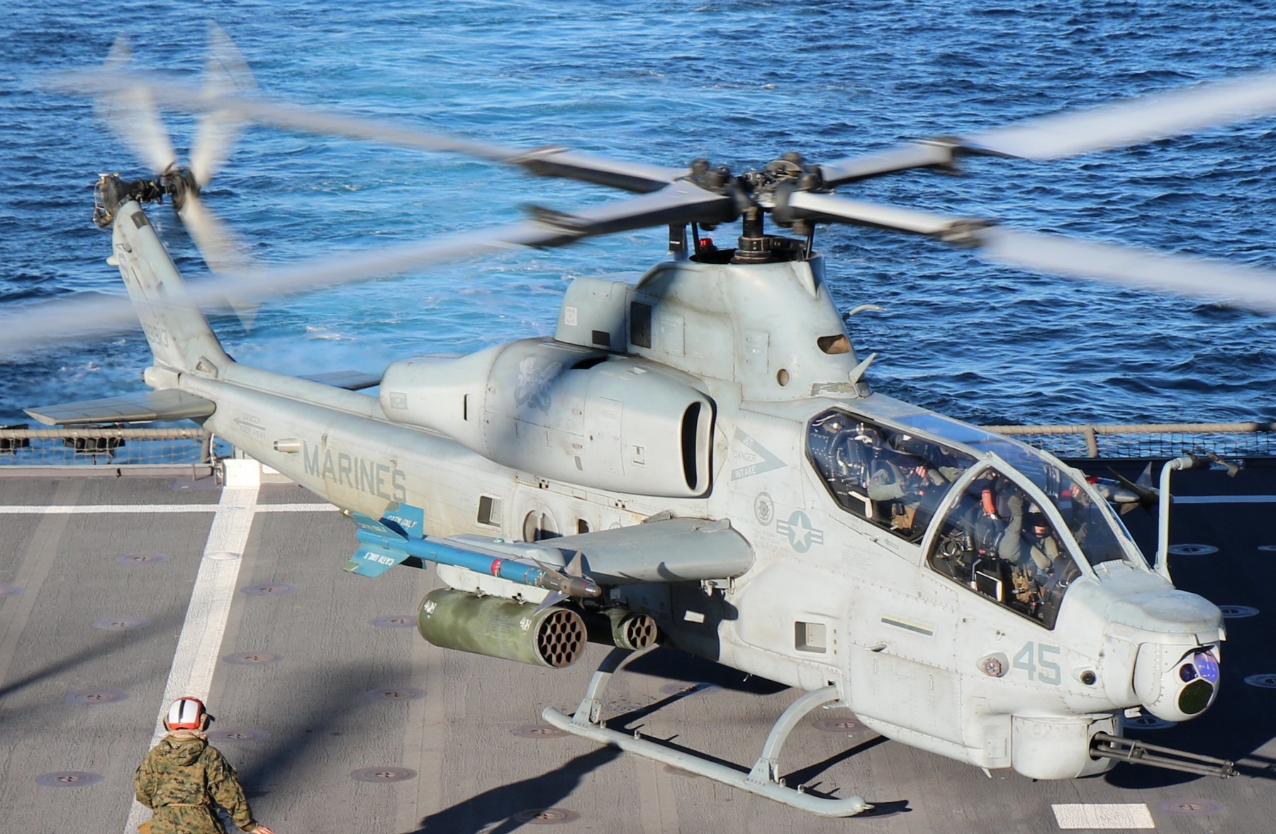 hmla-369 gunfighters marine light attack helicopter squadron ah-1z viper lcs-6 uss jackson 93