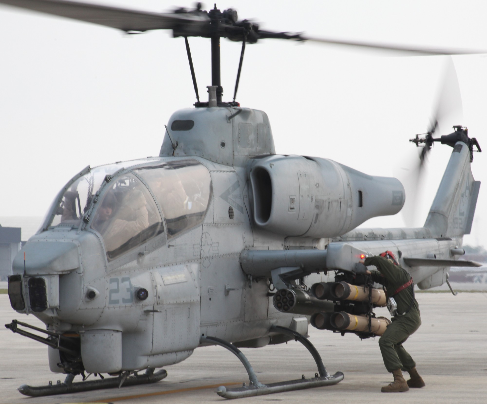 hmla-467 sabers marine light attack helicopter squadron ah-1w super cobra 12