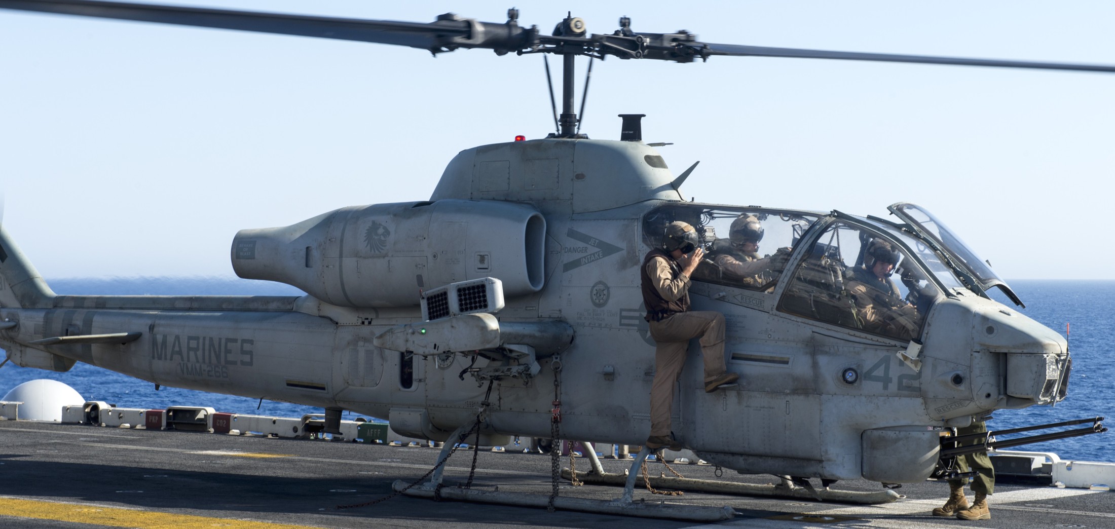 hmla-467 sabers marine light attack helicopter squadron ah-1w super cobra lhd-3 uss kearsarge 2013 34