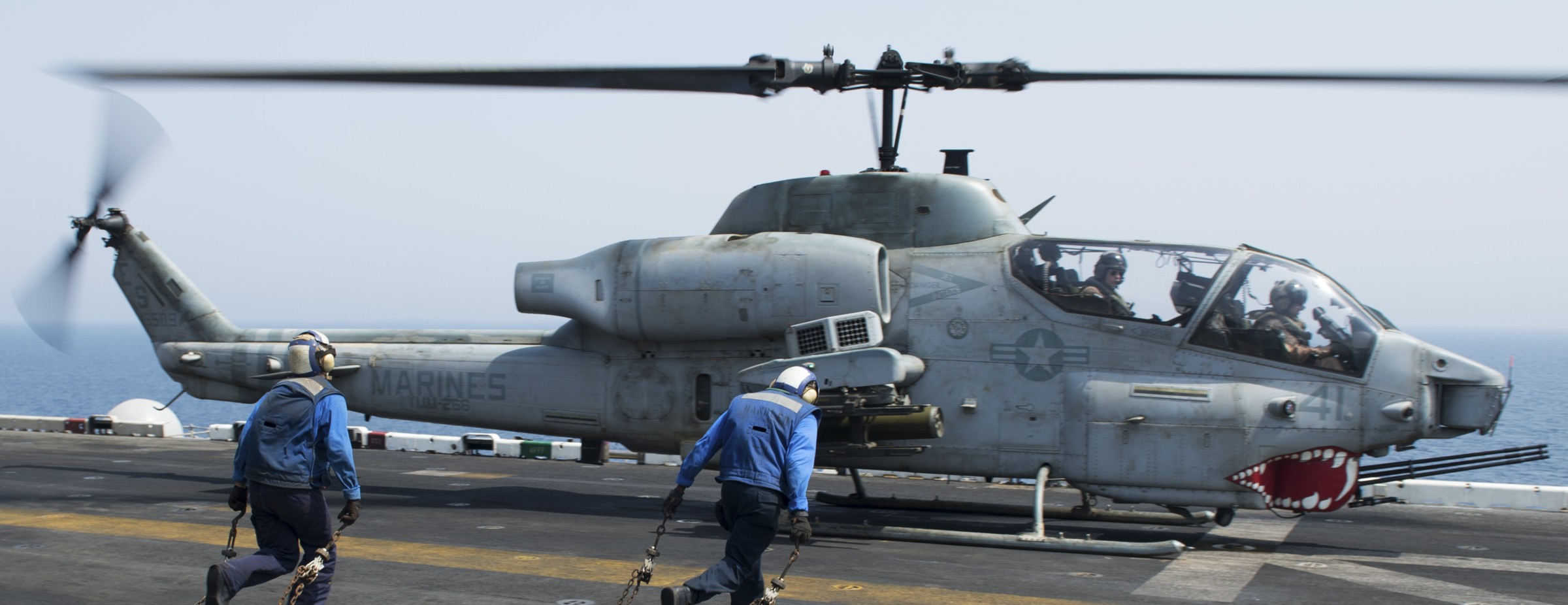 hmla-467 sabers marine light attack helicopter squadron ah-1w super cobra lhd-3 uss kearsarge 43