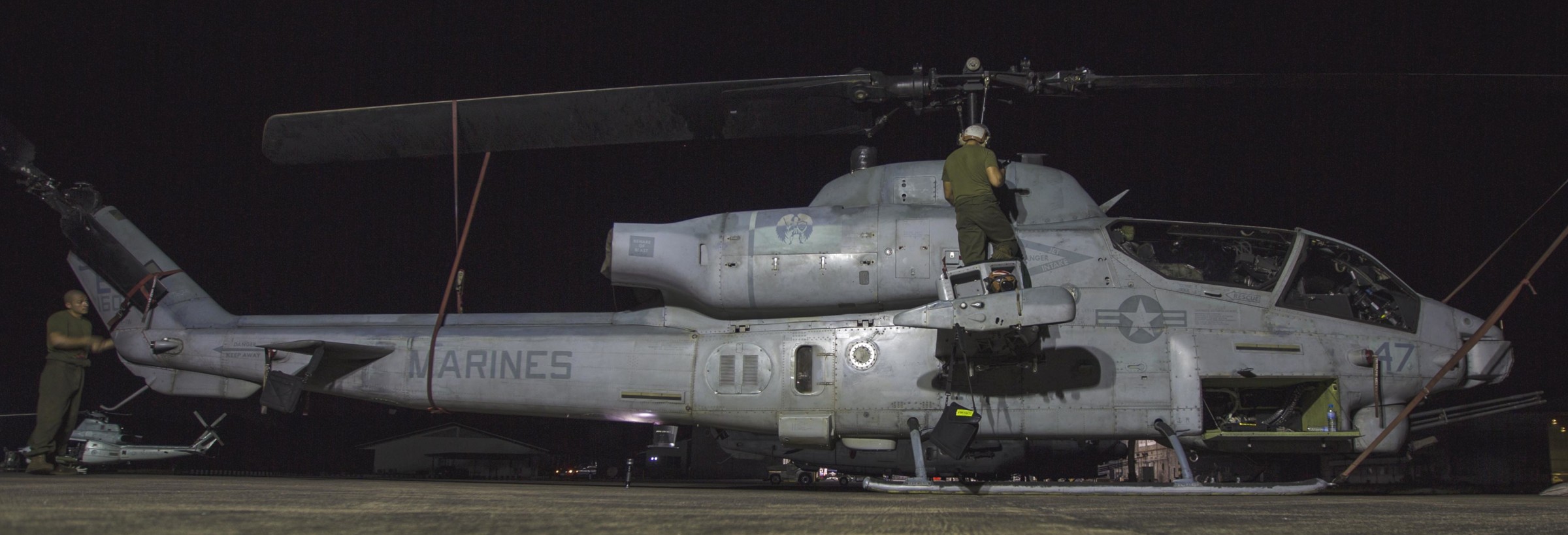 hmla-469 vengenace marine light attack helicopter squadron ah-1w super cobra 14