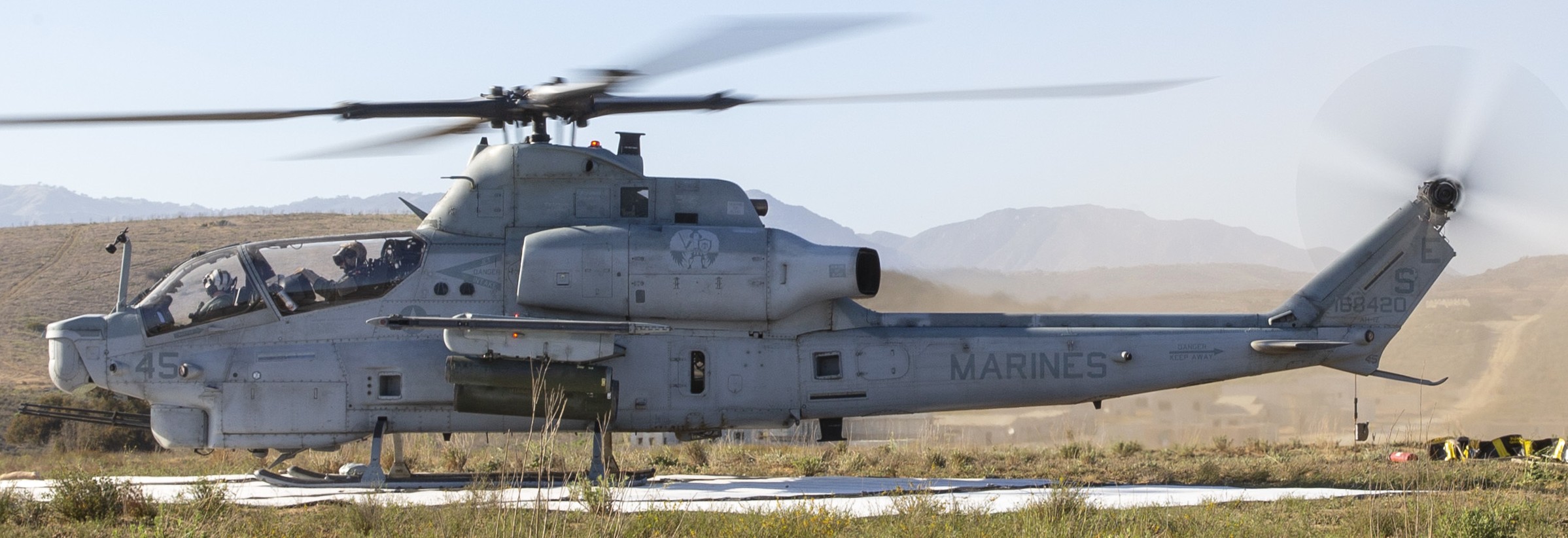 hmla-469 vengenace marine light attack helicopter squadron ah-1z viper farp camp pendleton 26