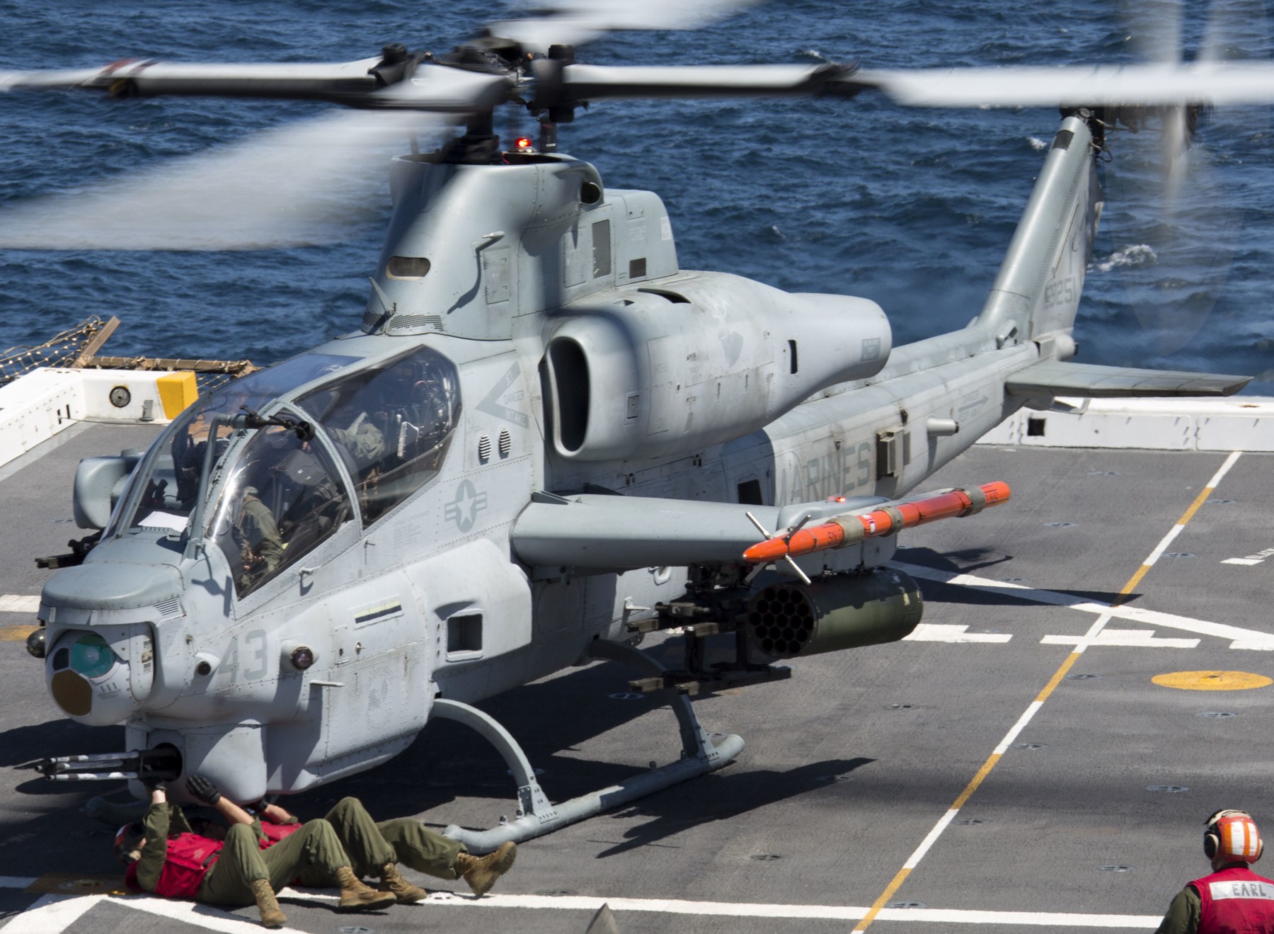 hmla-469 vengenace marine light attack helicopter squadron ah-1z viper lpd-23 uss anchorage 29