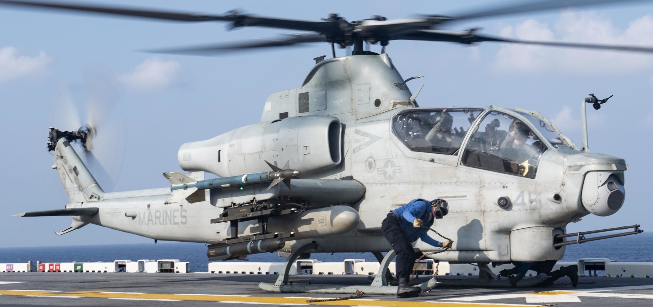 hmla-469 vengenace marine light attack helicopter squadron ah-1z viper lha-6 uss america 36