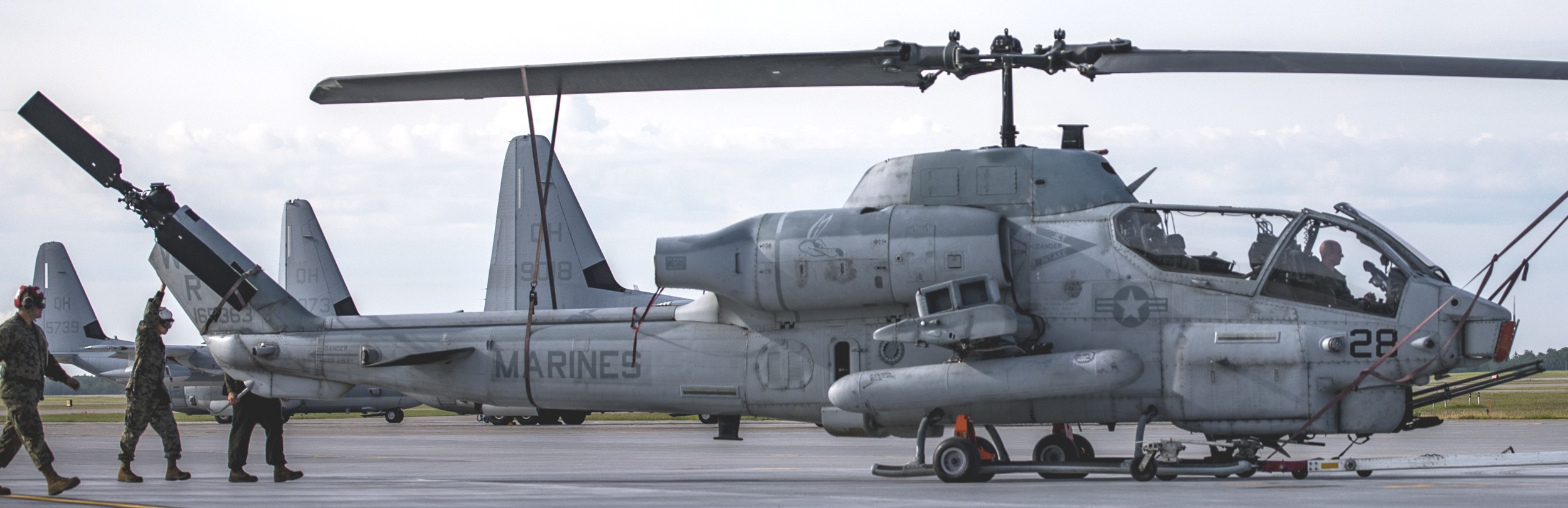 hmla-775 coyotes marine light attack helicopter squadron ah-1w super cobra cfb cold lake canada 22