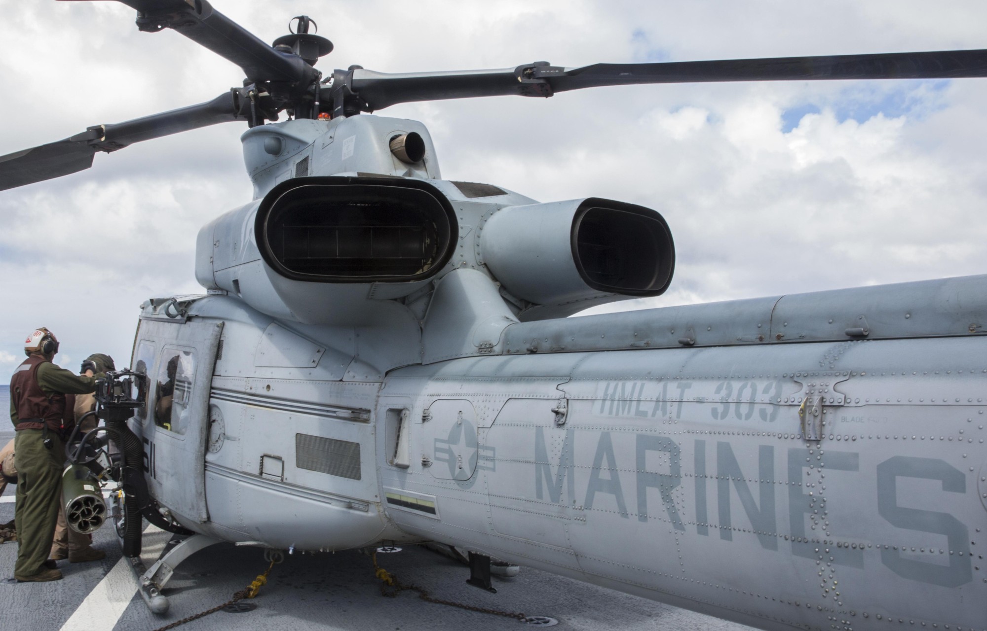 hmlat-303 atlas marine light attack helicopter training squadron uh-1y venom lhd-4 uss boxer 08