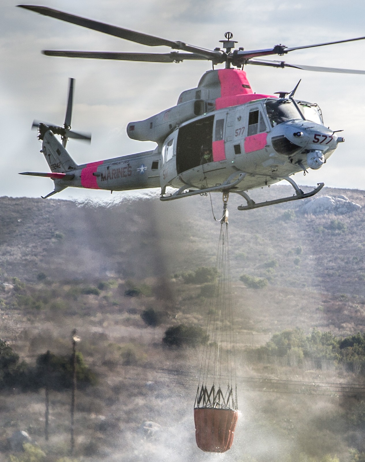 hmlat-303 atlas marine light attack helicopter training squadron uh-1y venom california wildfire 18