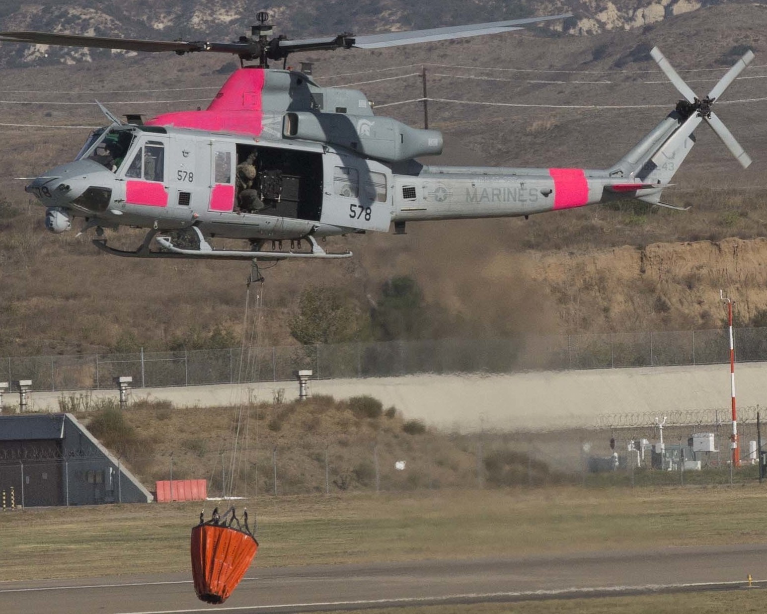 hmlat-303 atlas marine light attack helicopter training squadron uh-1y venom california wildfire fighting 2017