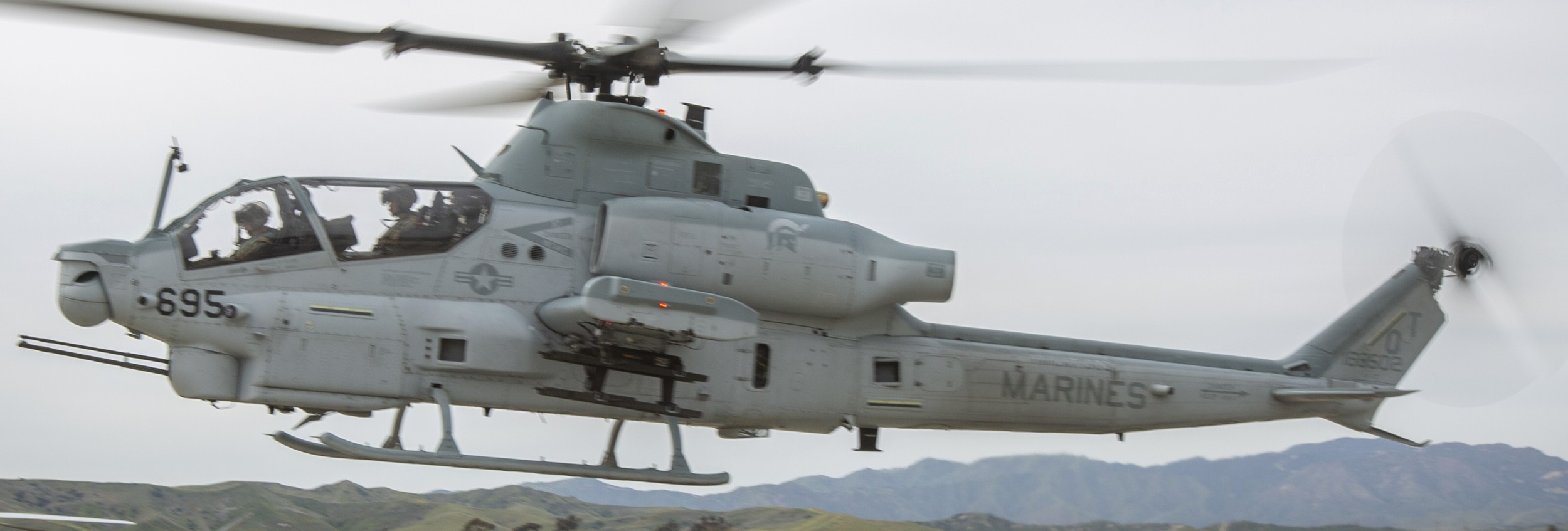 hmlat-303 atlas marine light attack helicopter training squadron ah-1z viper 32