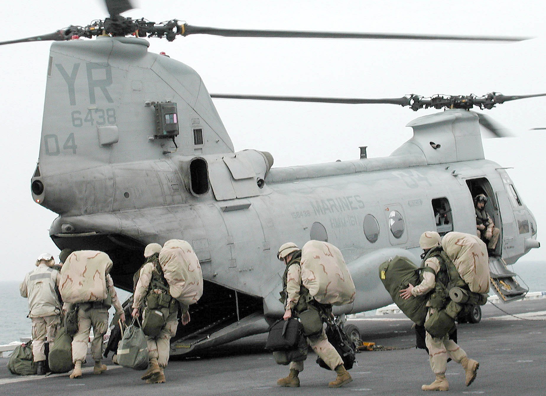 hmm-161 greyhawks marine medium helicopter squadron ch-46e sea knight usmc uss tarawa lha-1 19