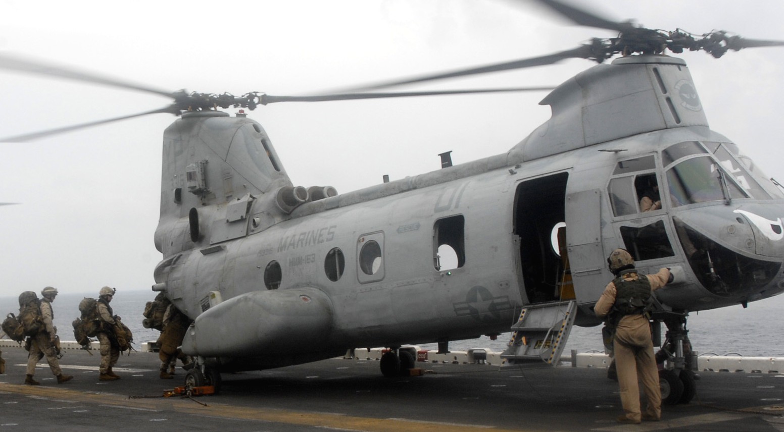 hmm-163 evil eyes marine medium helicopter squadron ch-46e sea knight usmc uss boxer lhd-4 16