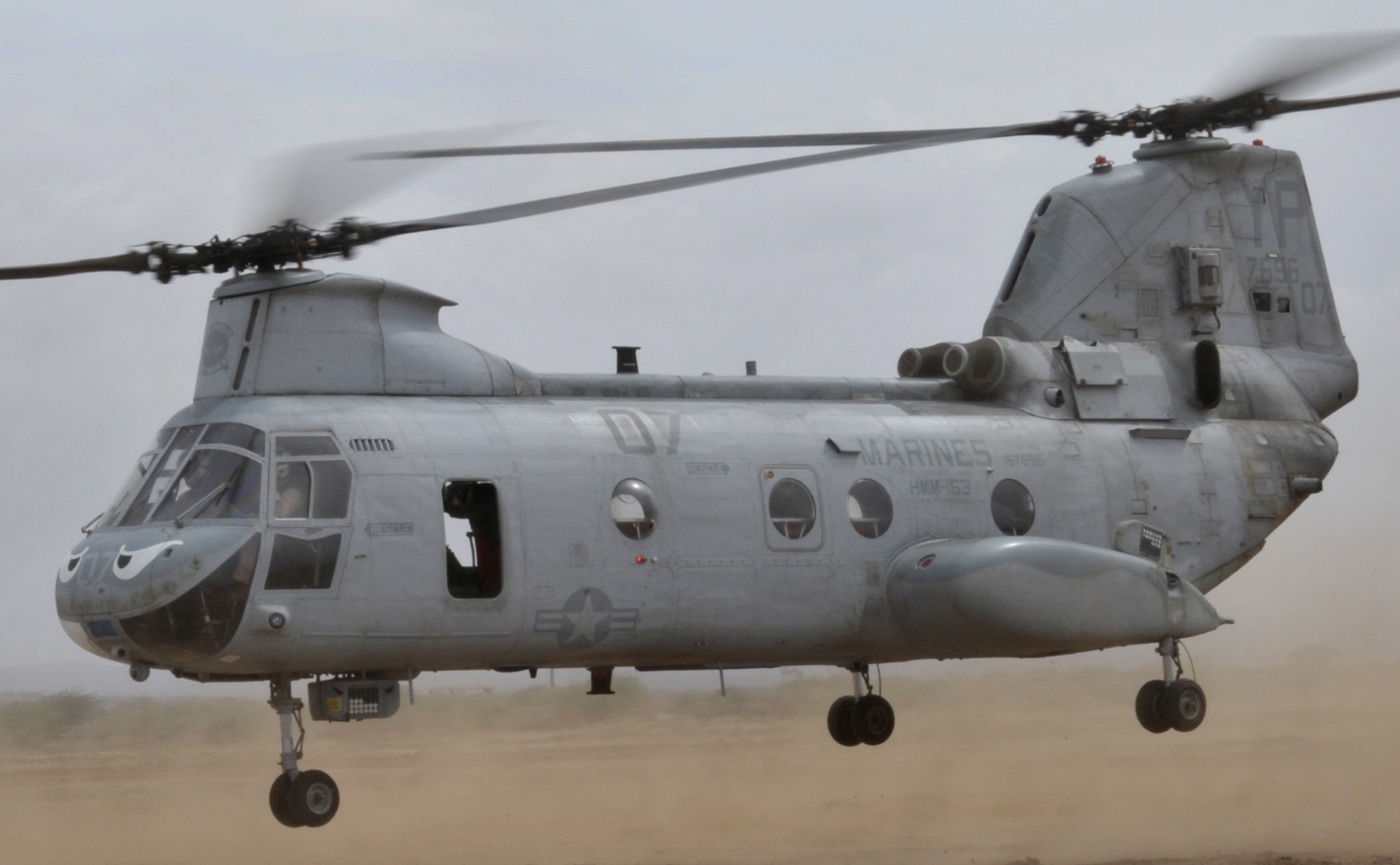 hmm-163 evil eyes marine medium helicopter squadron ch-46e sea knight usmc djibouti 18