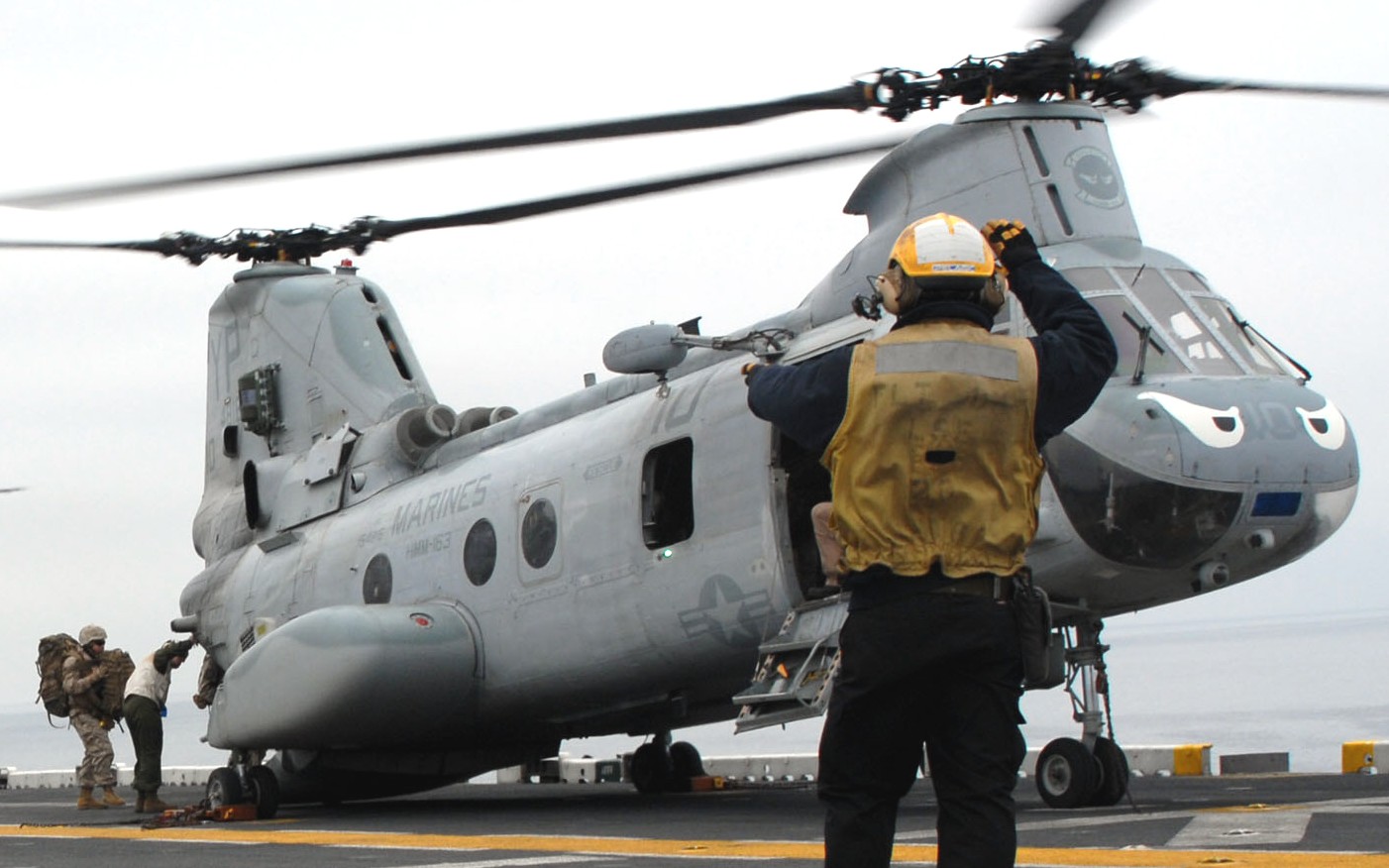 hmm-163 evil eyes marine medium helicopter squadron ch-46e sea knight usmc 19