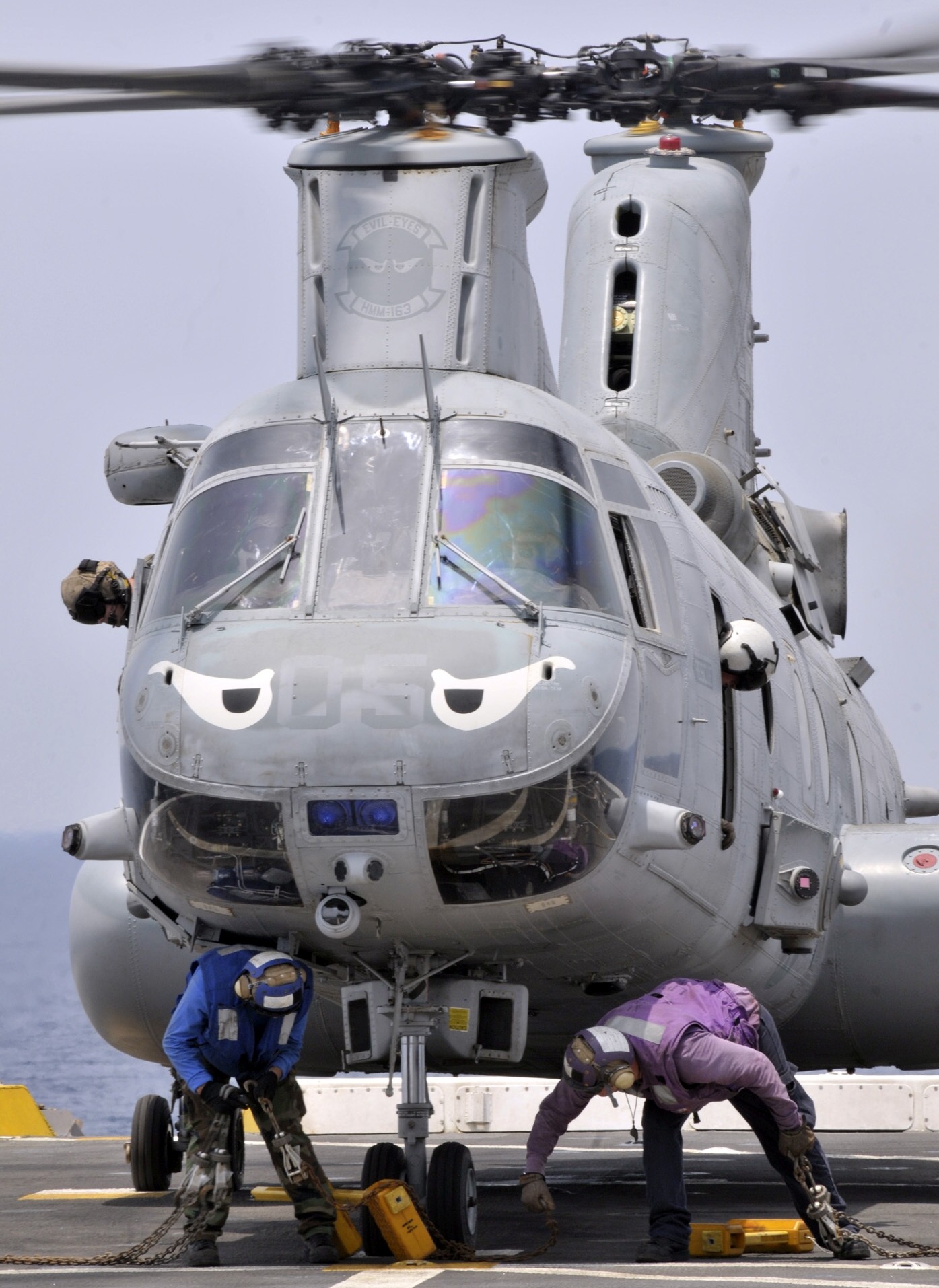 hmm-163 evil eyes marine medium helicopter squadron ch-46e sea knight usmc 35