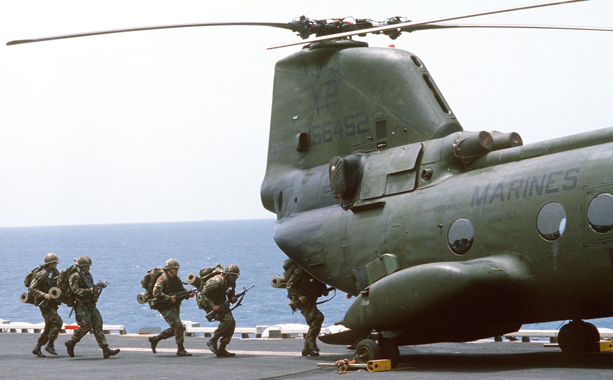 hmm-163 evil eyes marine medium helicopter squadron ch-46e sea knight usmc 42